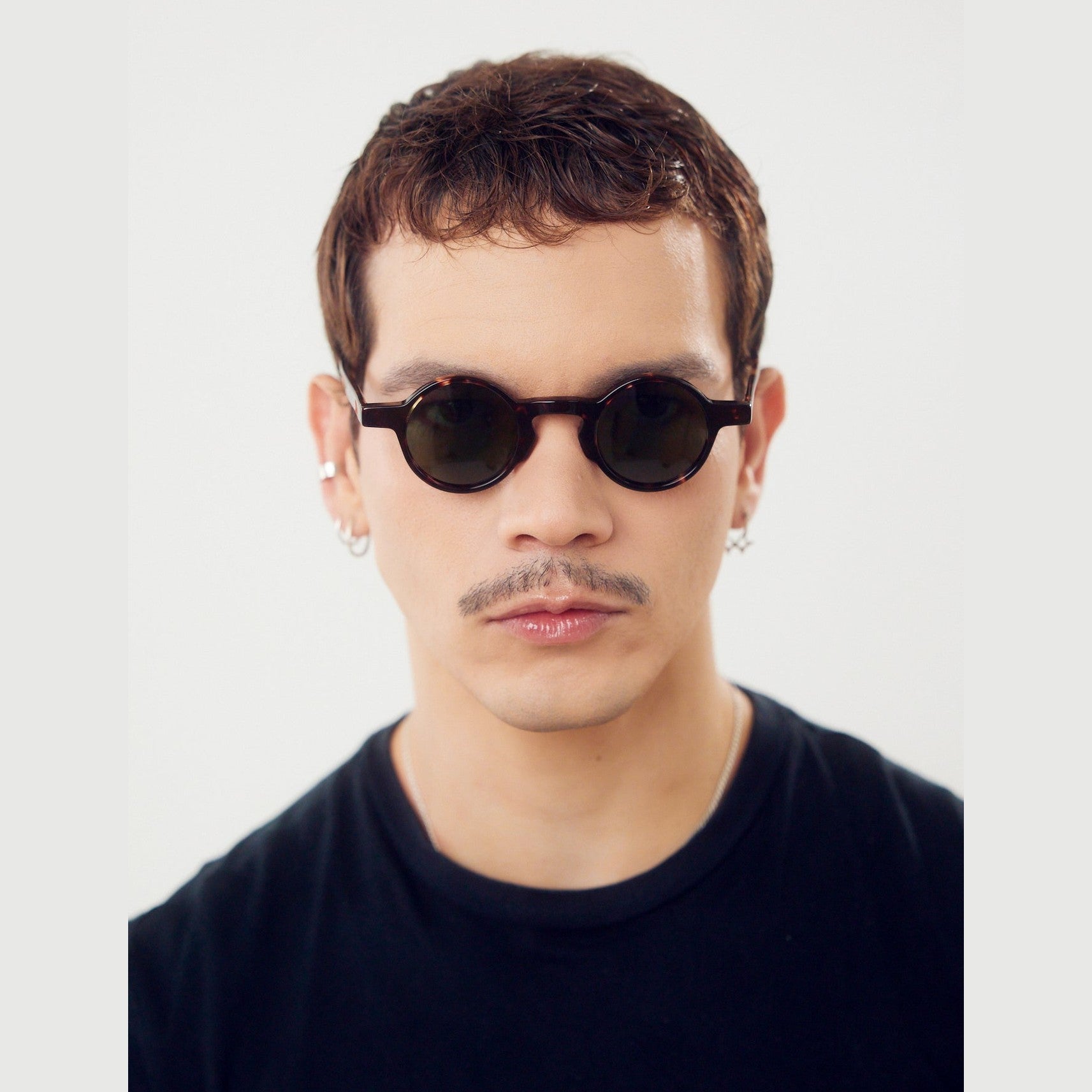 Lentes de sol MIRA de Solivo, diseño moderno y chic, ideales para proteger los ojos con estilo.