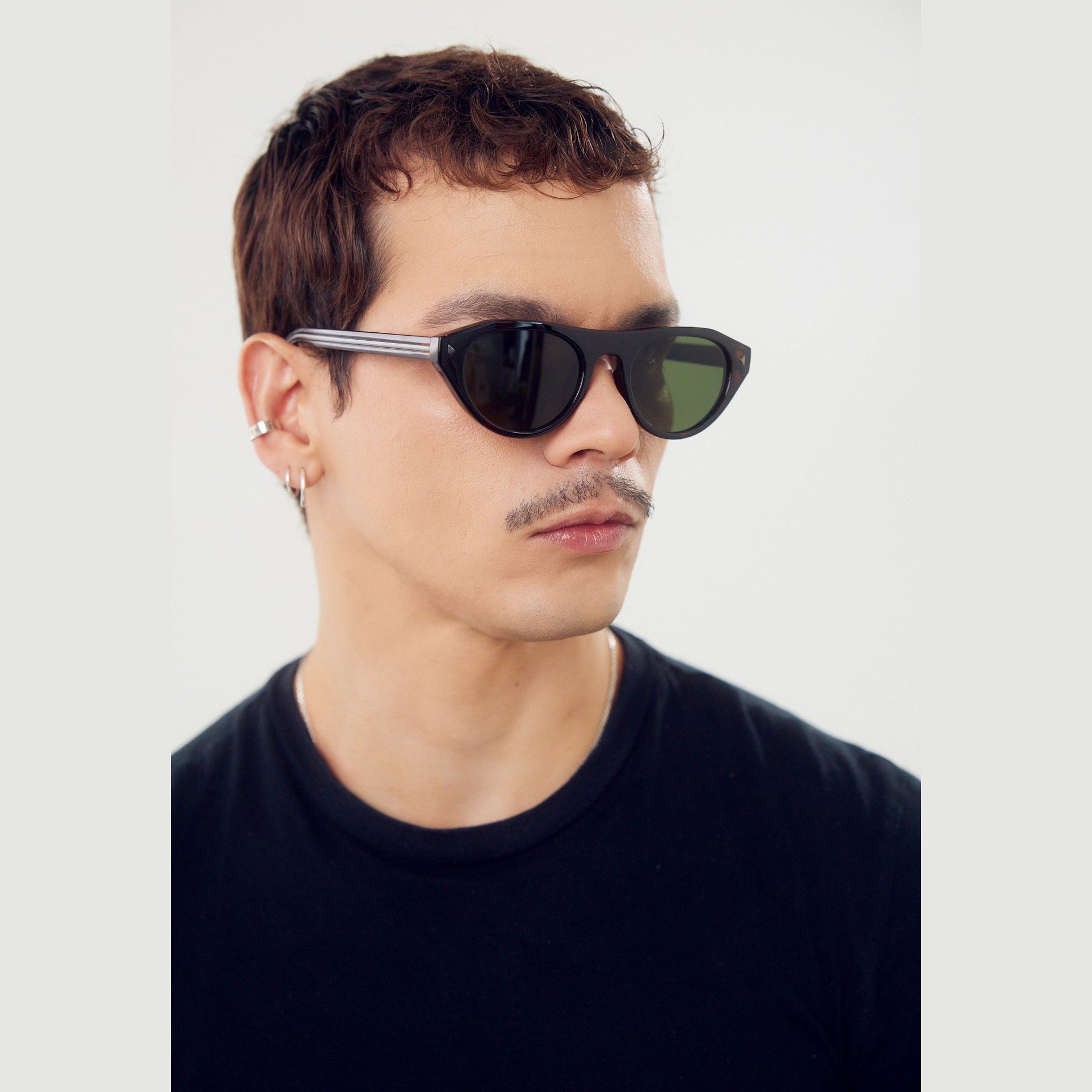 Lentes de sol AMST de Solivo, con diseño elegante y contemporáneo, perfectos para combinar estilo y protección UV400.