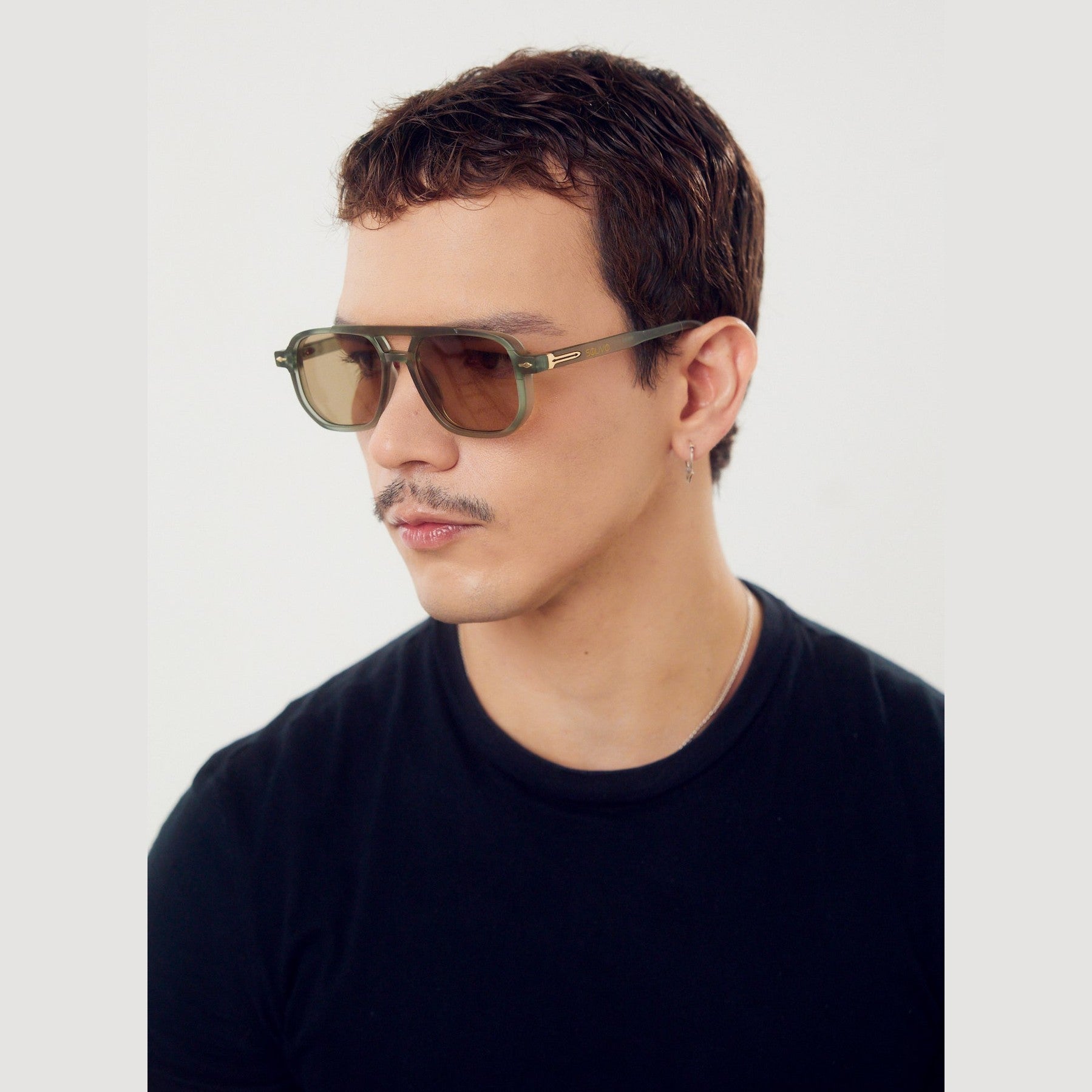 Gafas de sol SYND de Solivo, combinando moda y funcionalidad, ideales para cualquier ocasión, realzando tu estilo mientras protegen tus ojos.