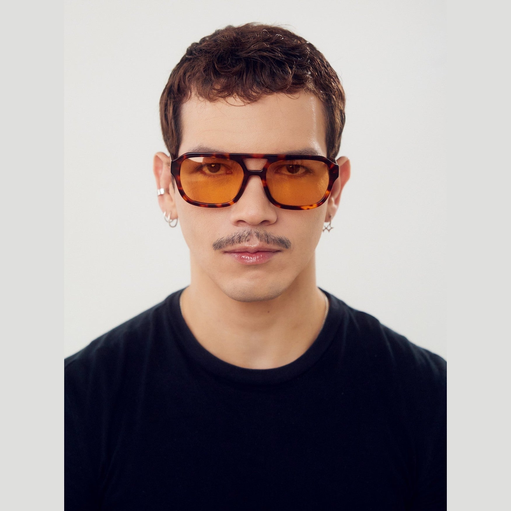 Lentes de sol Élan de Solivo, modelo Carey, destacando su diseño moderno y elegante, ideal para protección UV400 en días soleados.