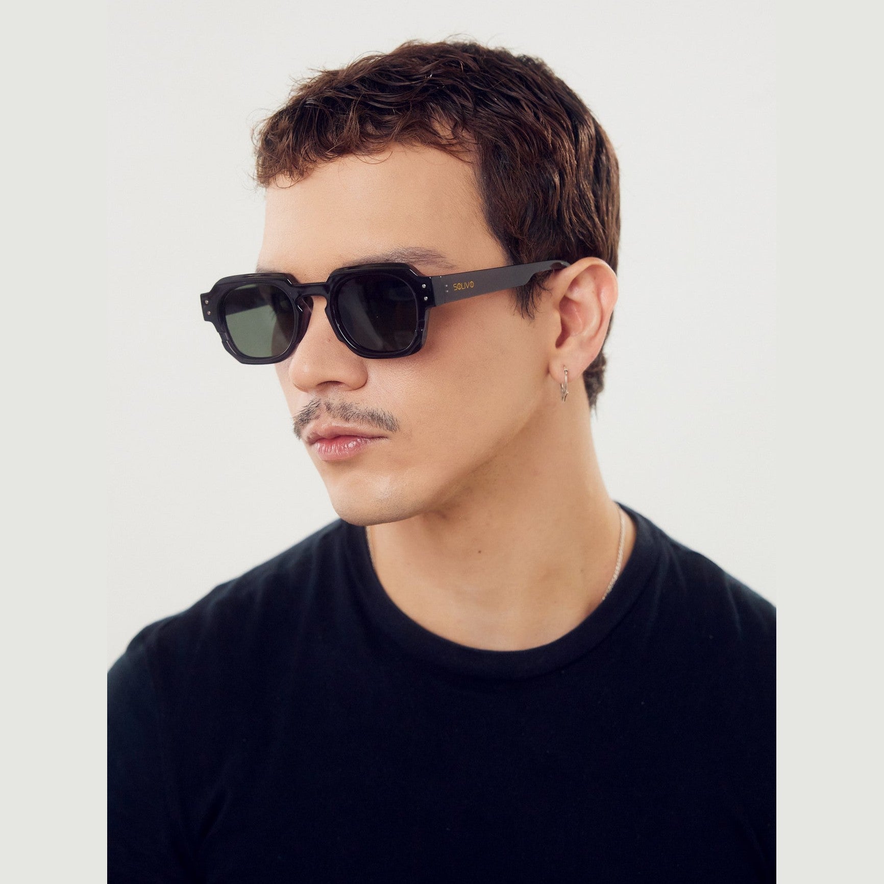 Gafas de sol Elle de Solivo, en diseño negro gris, que combinan estilo y protección UV400, perfectas para actividades al aire libre.