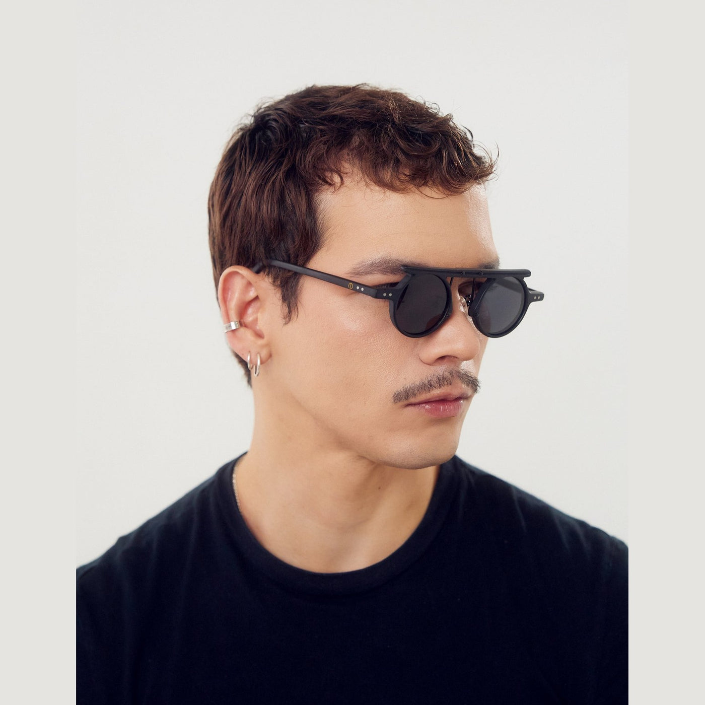 Detalle de los lentes de sol D'OER Negro de Solivo Eyewear — filtro UV400, ideal para el aire libre