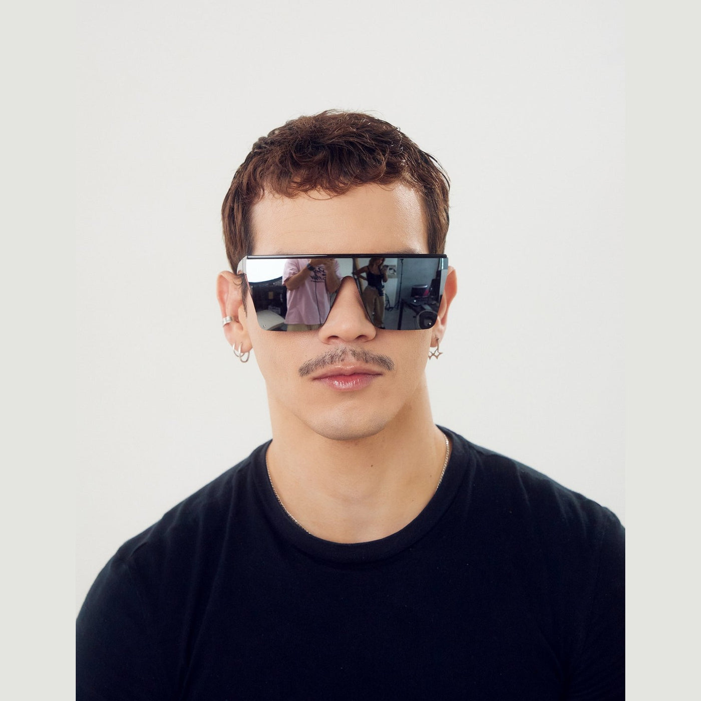 Lentes de sol LVY de Solivo con diseño moderno y elegante, perfectos para proteger tus ojos del sol con estilo.