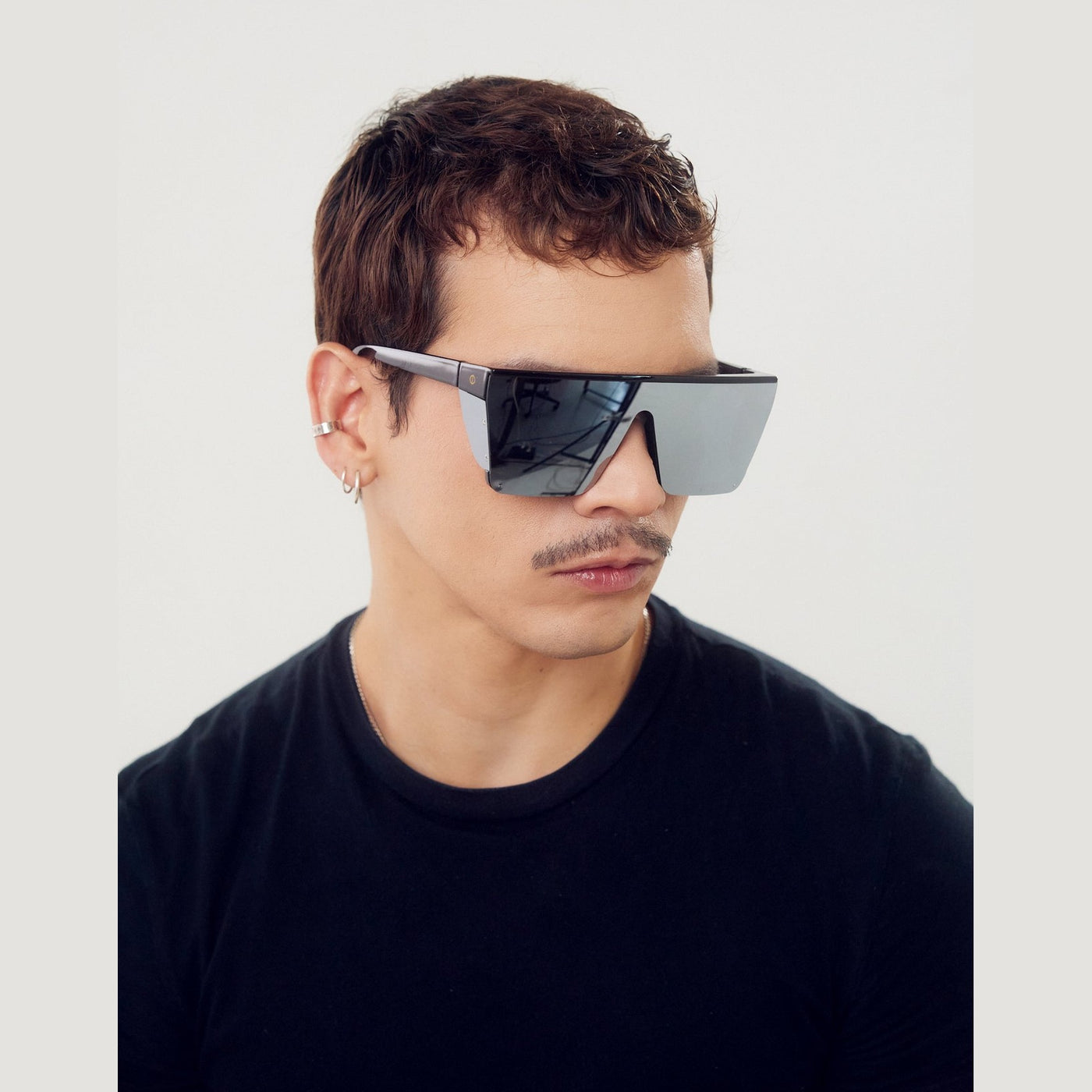 Vista de los lentes LVY de Solivo con lentes polarizados, ideales para disfrutar del sol de Costa Rica sin deslumbramientos.