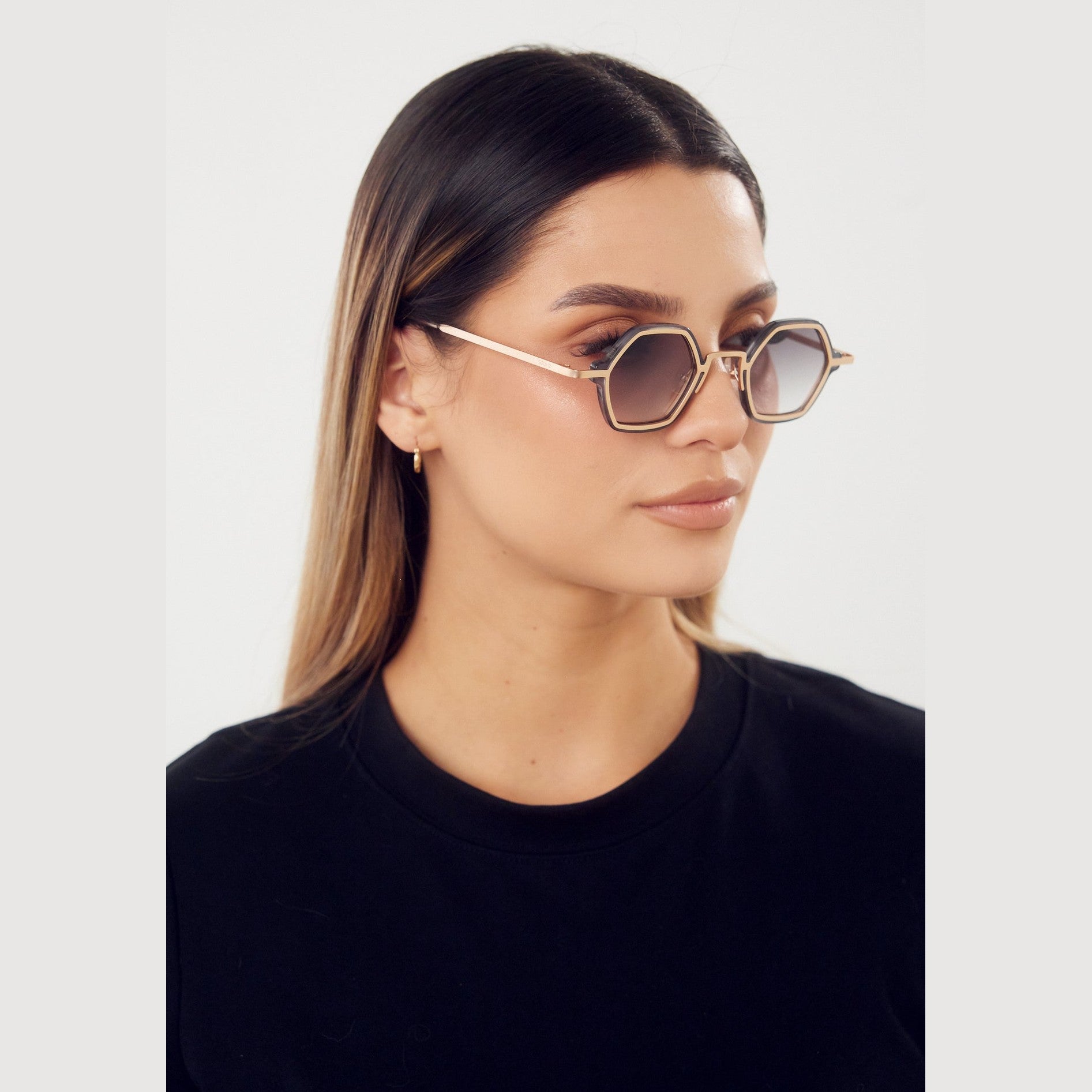 Lentes de sol DIJ de Solivo en color negro y beige, con diseño moderno y lentes polarizados para protección UV400, ideales para actividades al aire libre.