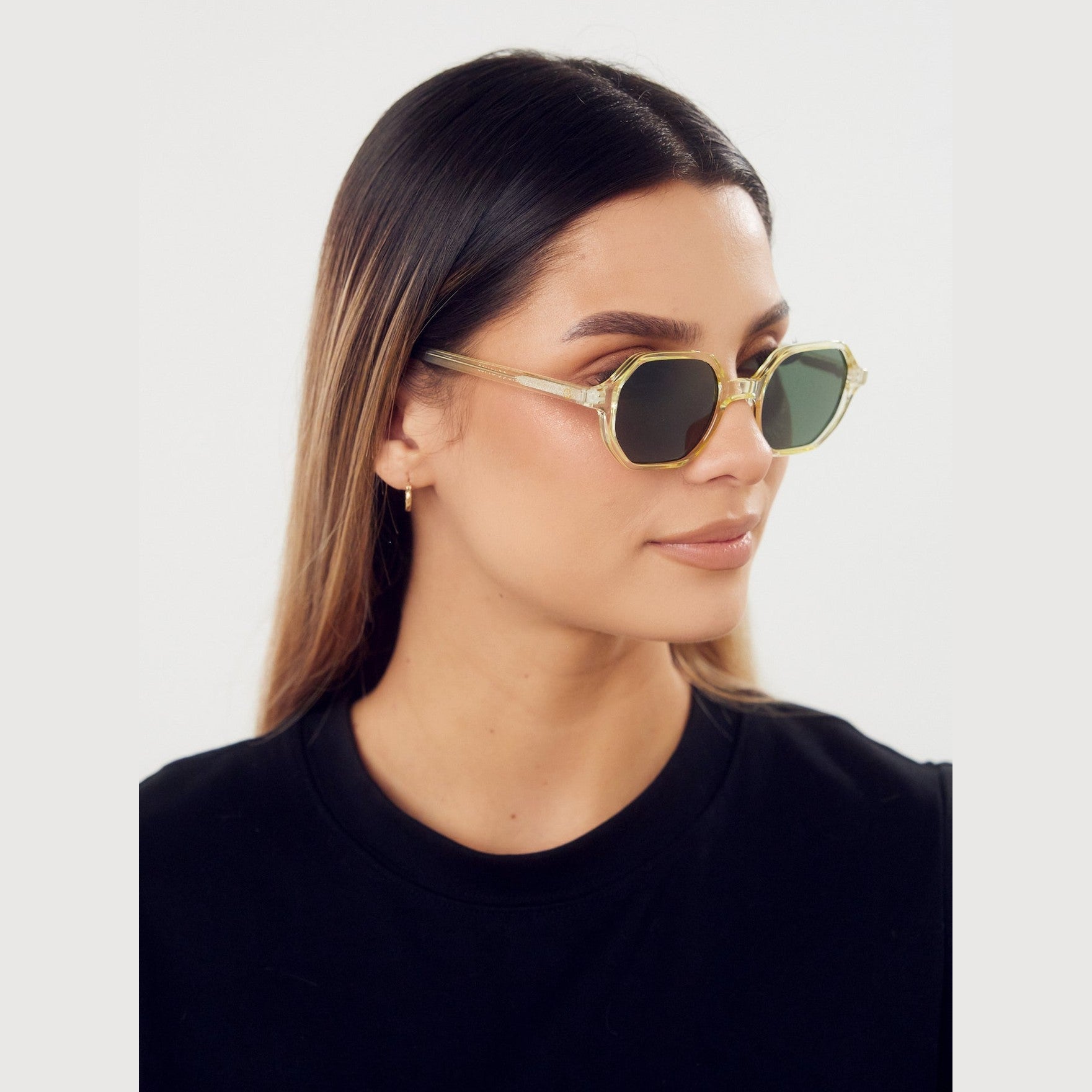 Vista elegante de los lentes de sol EVE de Solivo, un accesorio premium en color negro que combina moda y funcionalidad, perfectos para cualquier ocasión al aire libre.