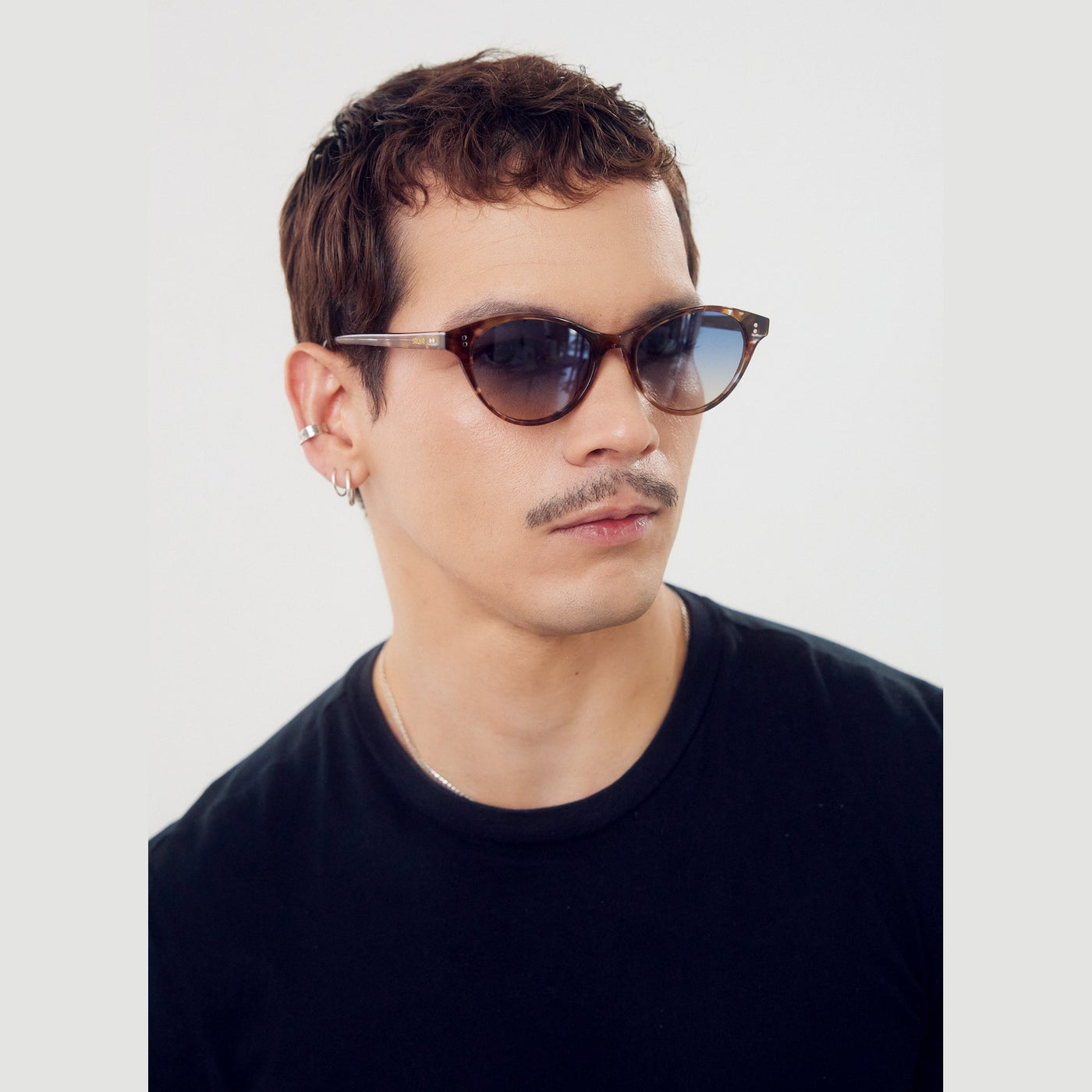 Detalle de los lentes de sol STEF Nogal Sky de Solivo Eyewear — filtro UV400, acetato premium