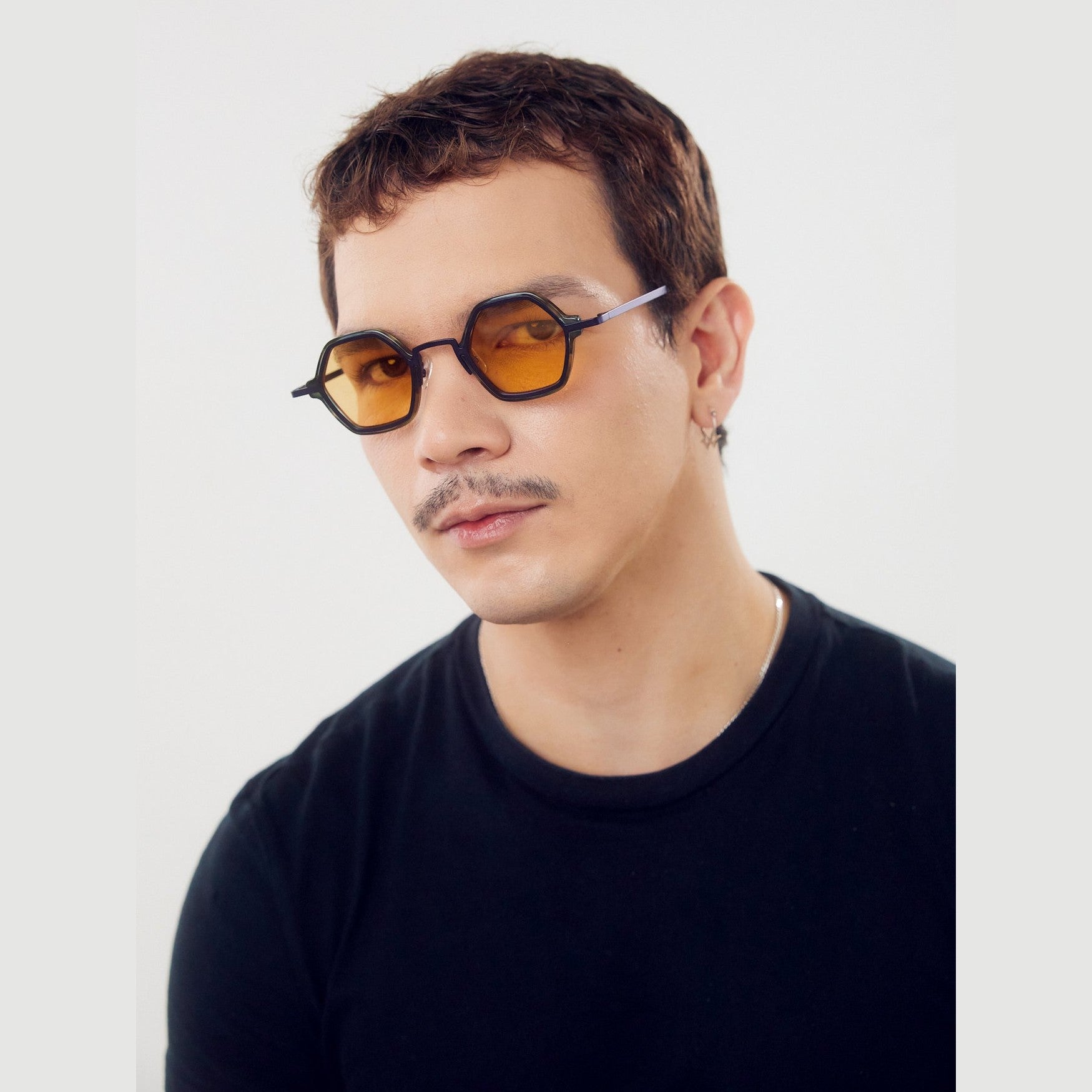 Lentes de sol DIJ de Solivo en color negro beige, diseño moderno y elegante, ideales para protección UV400 y actividades al aire libre.