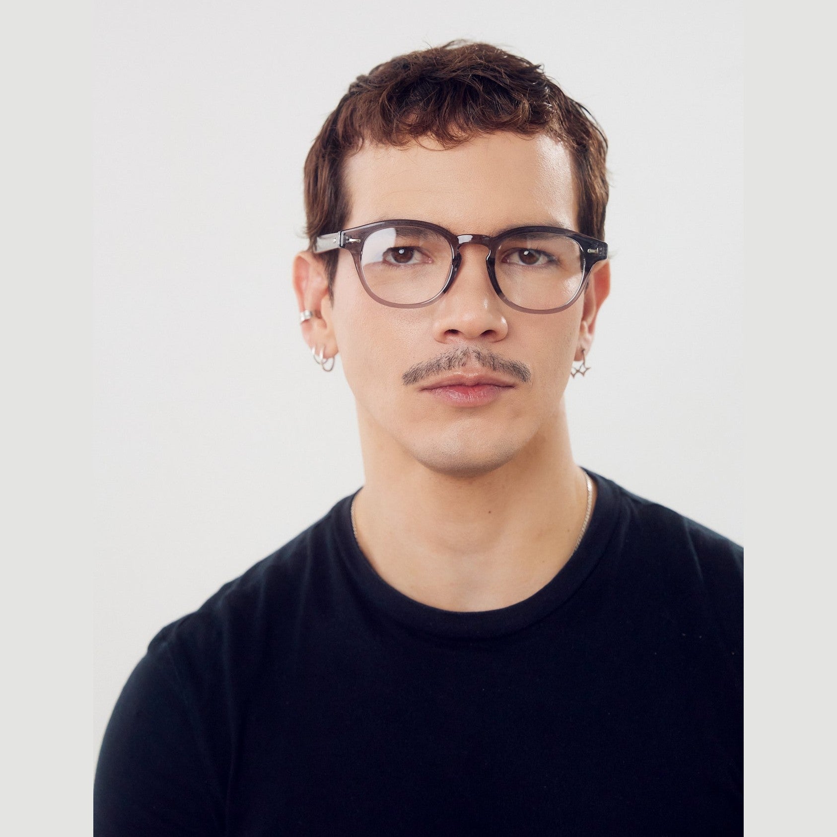 Lentes de sol LOND de Solivo en color negro, elegantes y modernos, ideales para proteger tus ojos de los rayos UV mientras destacas tu estilo personal.