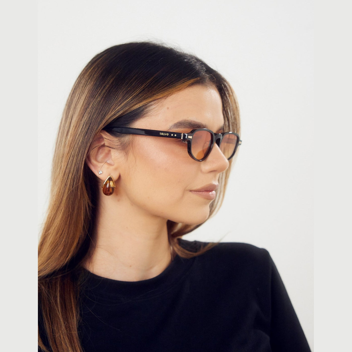 Detalle de los lentes de sol KIRI Negro Sunset de Solivo Eyewear — filtro UV400, diseño chic