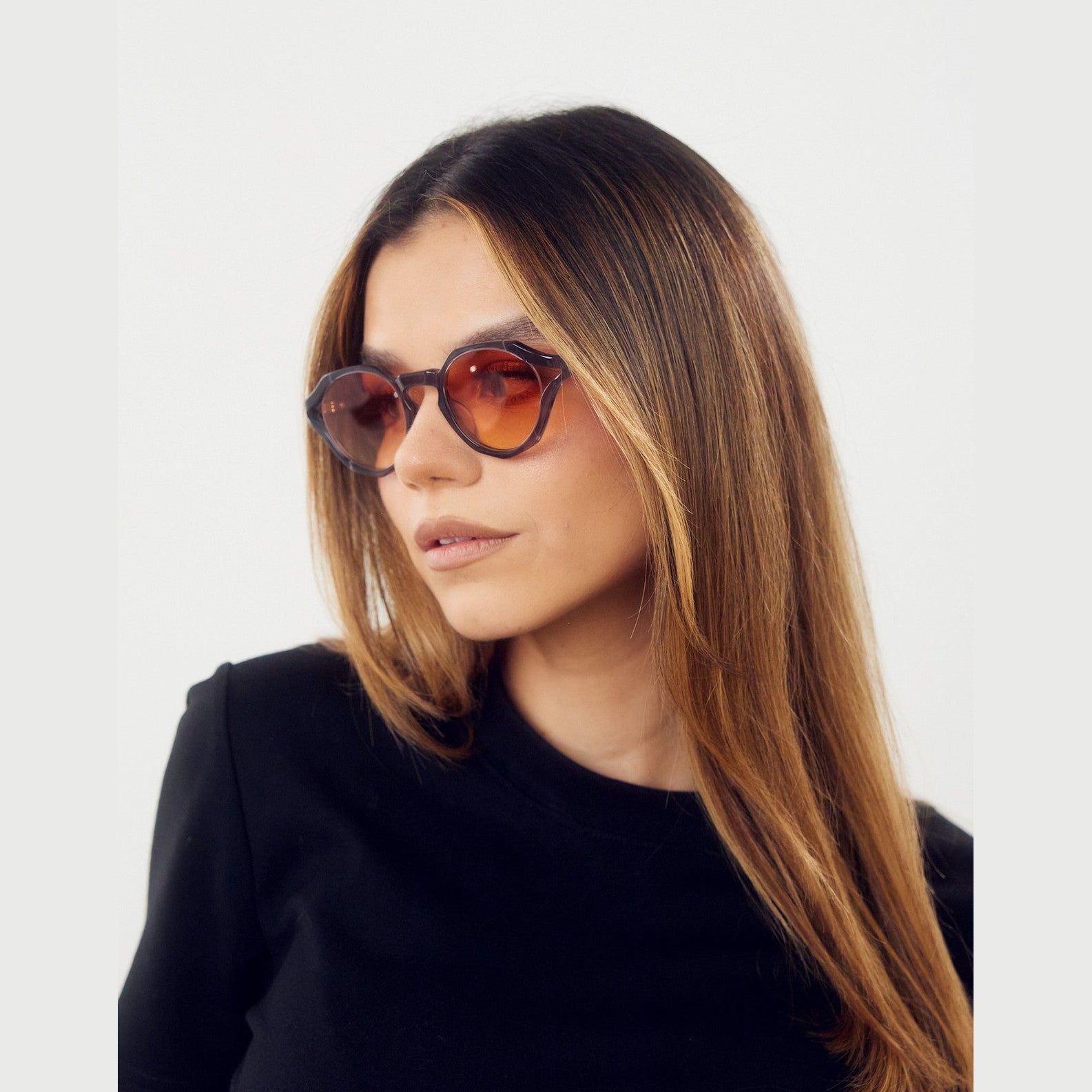 Lentes de sol DONA de Solivo, con diseño sofisticado en gris sunset, ideales para resaltar tu estilo y brindar confort visual excepcional.