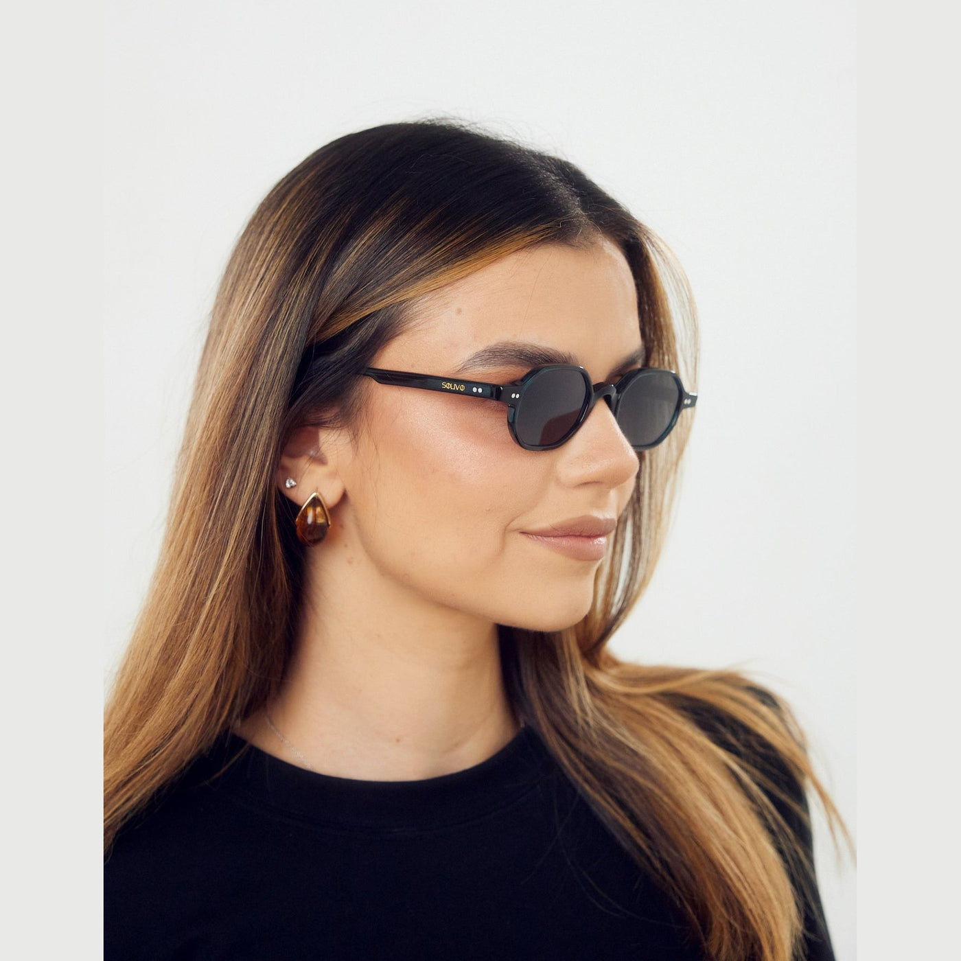 Detalle de los lentes de sol Vero Negro de Solivo Eyewear — filtro UV400, acetato premium