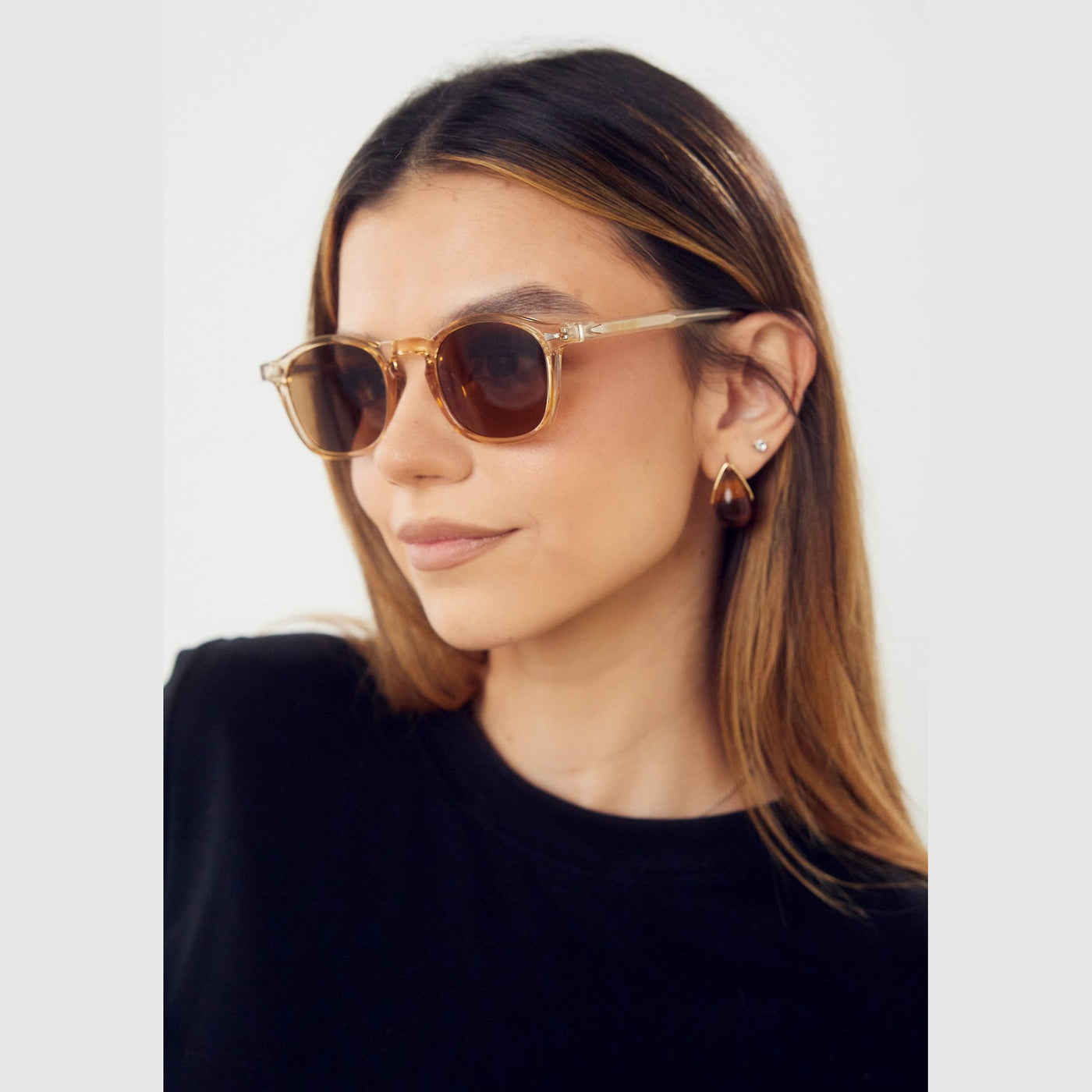 Detalle de los lentes de sol VIEN Beige Café de Solivo Eyewear — filtro UV400, sin deslumbramiento