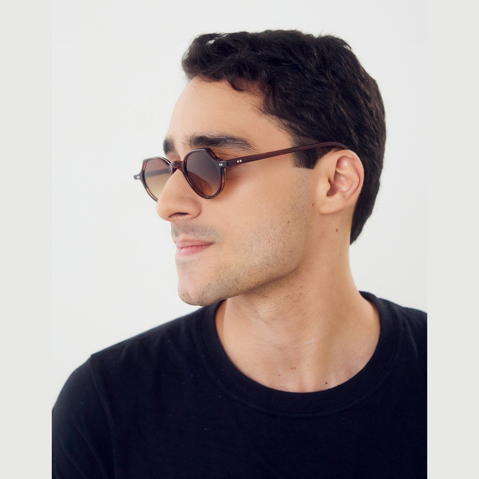 Vista detallada de los lentes de sol YUNA de Solivo, mostrando la tecnología de lentes polarizados y diseño sofisticado.