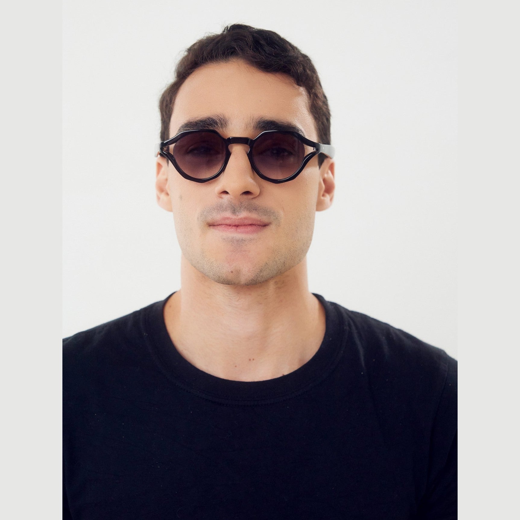 Lentes de sol DONA de Solivo, diseño elegante y moderno, ideal para protección UV y estilo en Costa Rica.