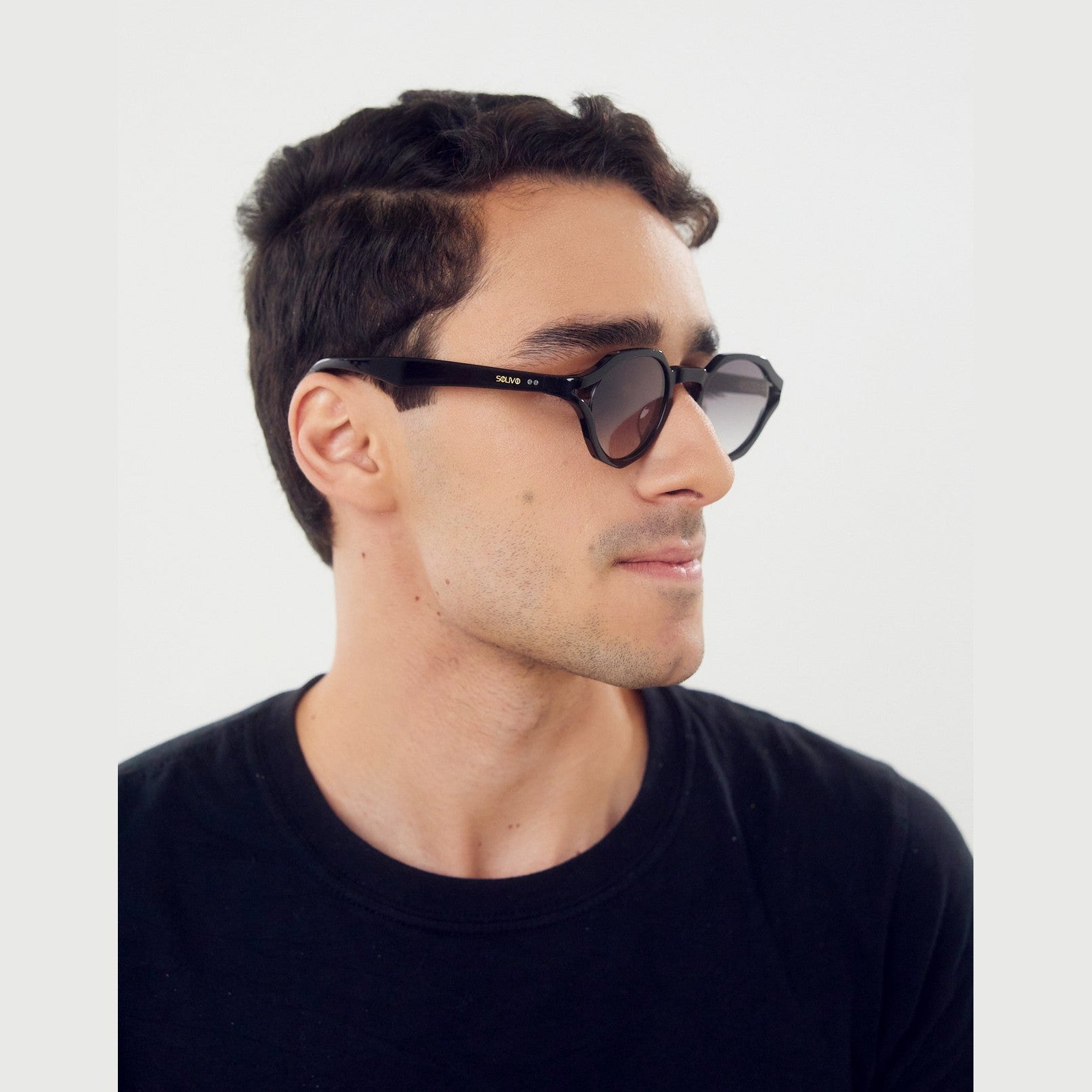 Lentes de sol DONA de Solivo en color negro, combinando elegancia y protección UV400 para disfrutar del sol con estilo.