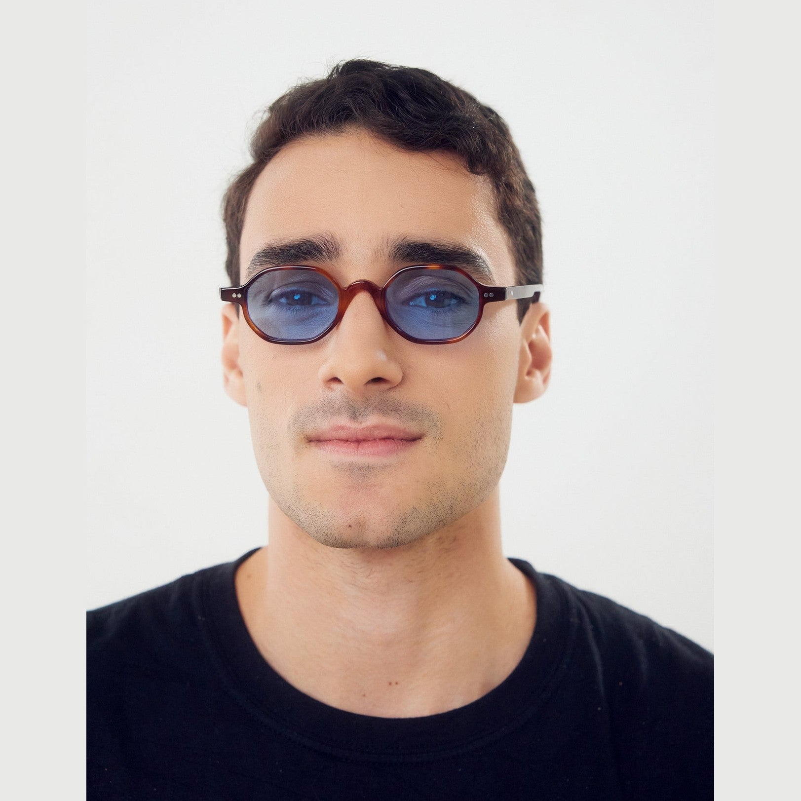 Lentes de sol Vero Carey Celeste de Solivo, con diseño elegante y moderno, ideales para protección UV400 y estilo sofisticado.