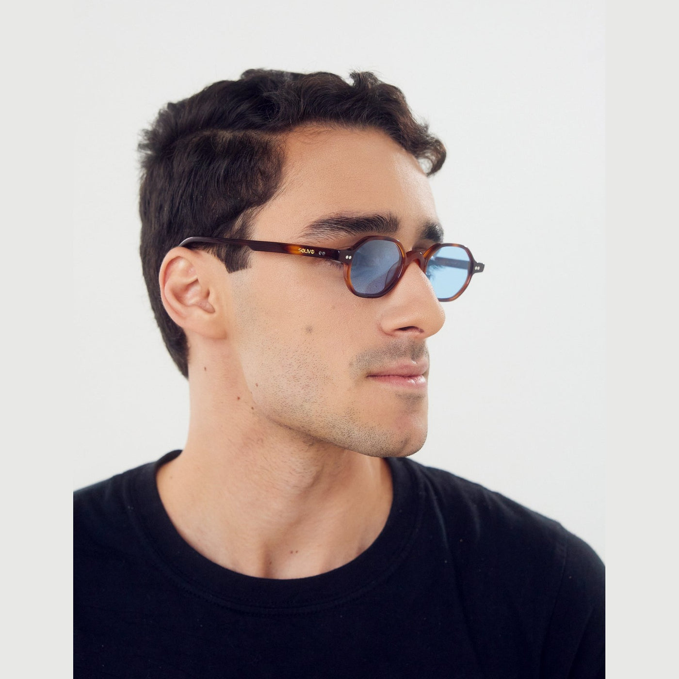 Detalle de los lentes de sol Vero Carey Celeste de Solivo Eyewear — filtro UV400, acetato tortoise