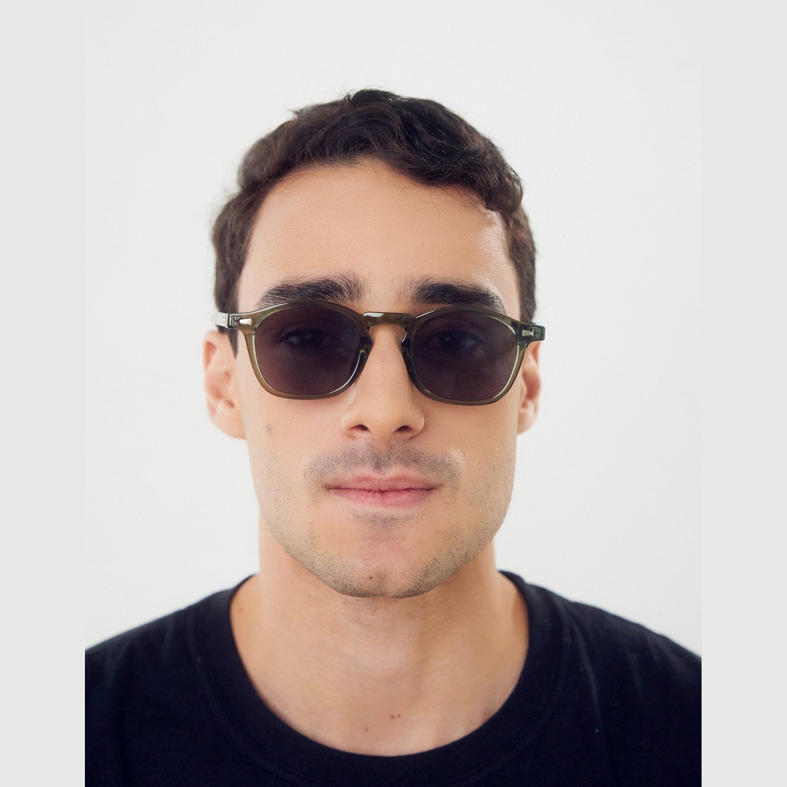 Lentes de sol VIEN de Solivo en color Oliva Gris, combinando estilo y funcionalidad con protección UV400.