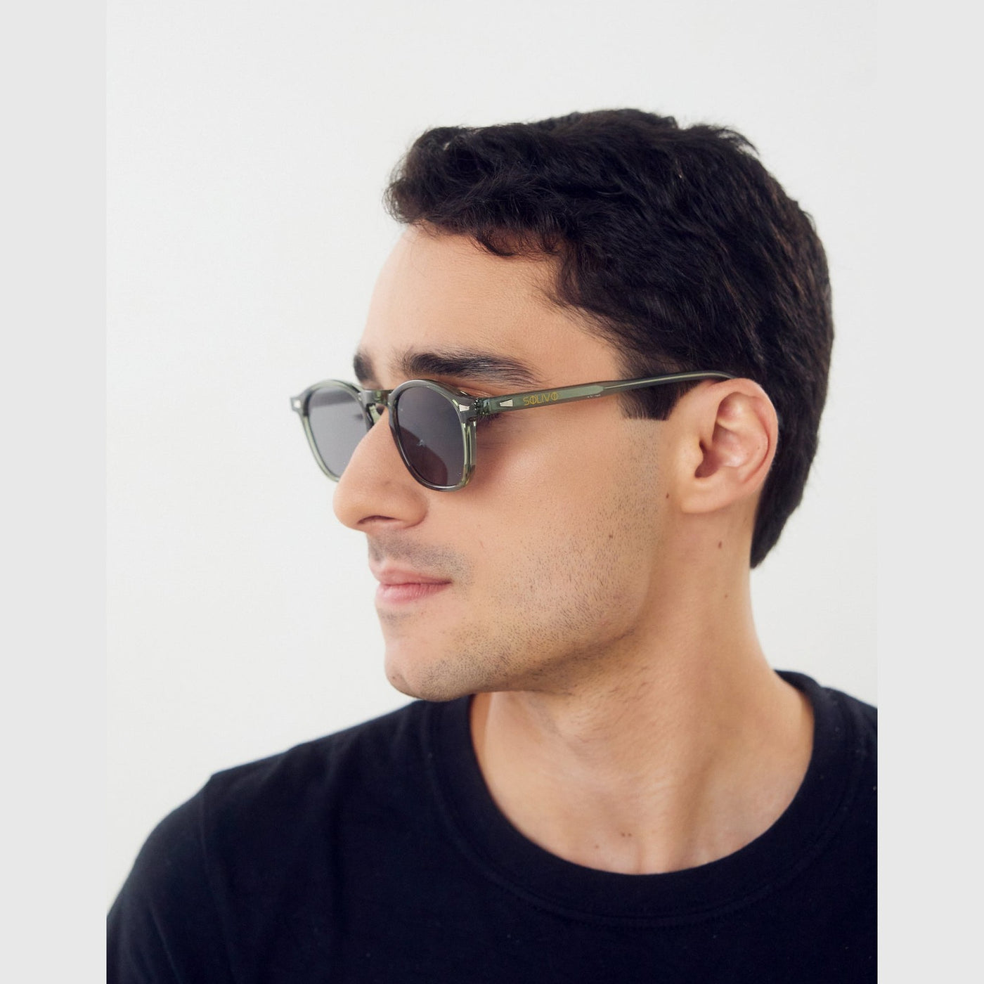 Detalle de los lentes de sol VIEN Oliva Gris de Solivo Eyewear — filtro UV400, estilo moderno