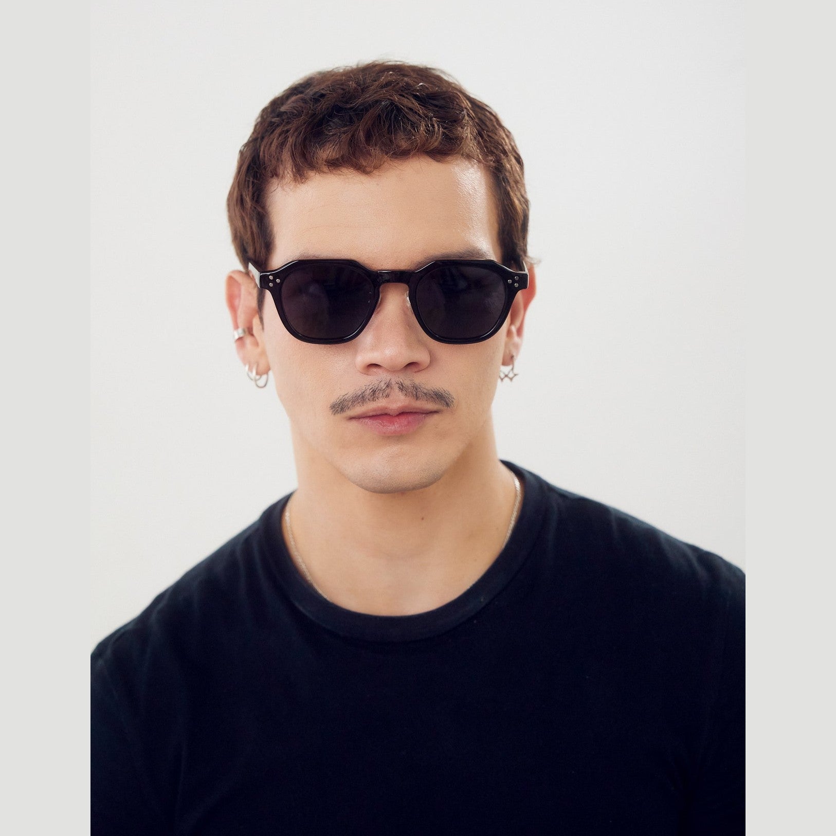 Lentes de sol PARI de Solivo, diseño elegante y moderno con protección UV400, ideales para disfrutar del sol con estilo.