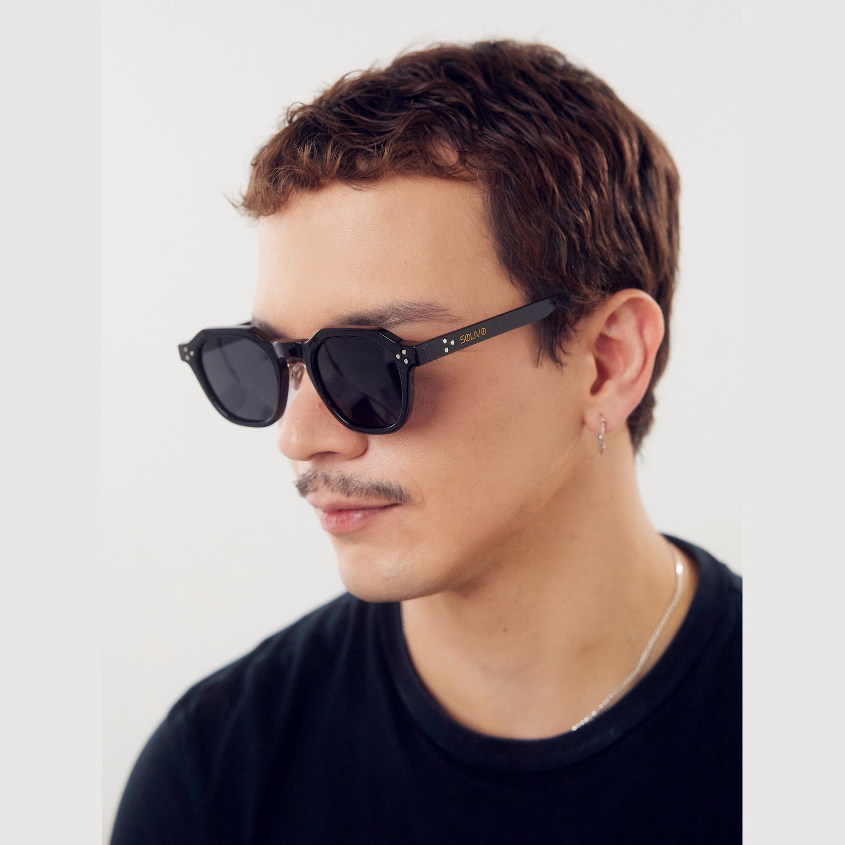 Lentes PARI de Solivo en ambiente al aire libre, mostrando su estructura ligera y polarizados para una visión clara y segura bajo el sol.