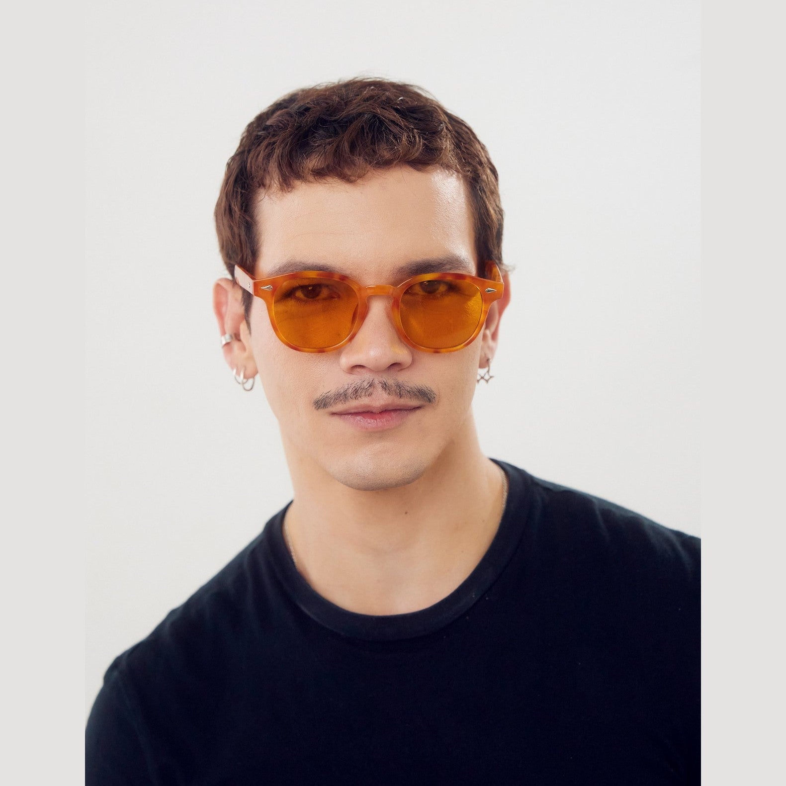 Lentes de sol ZEA de Solivo, combinación de estilo y protección con diseño moderno y elegante.