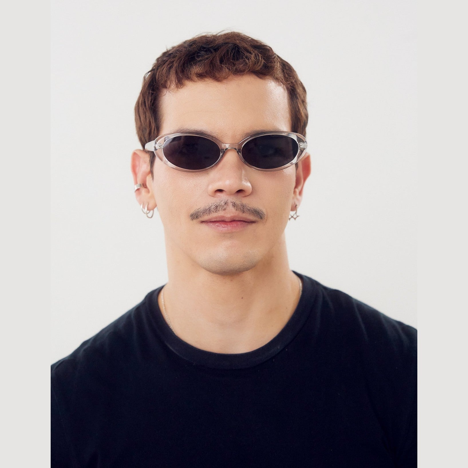 Botella de cristal RONIZ – Cristal, elegante diseño de Solivo para servir bebidas con estilo.