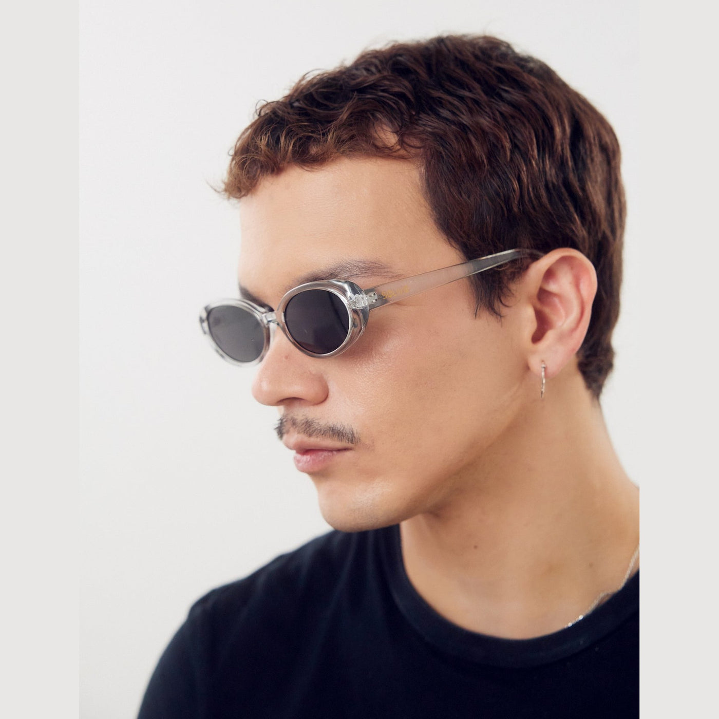 Detalle de los lentes de sol RONIZ Cristal de Solivo Eyewear — montura clara con filtro UV400