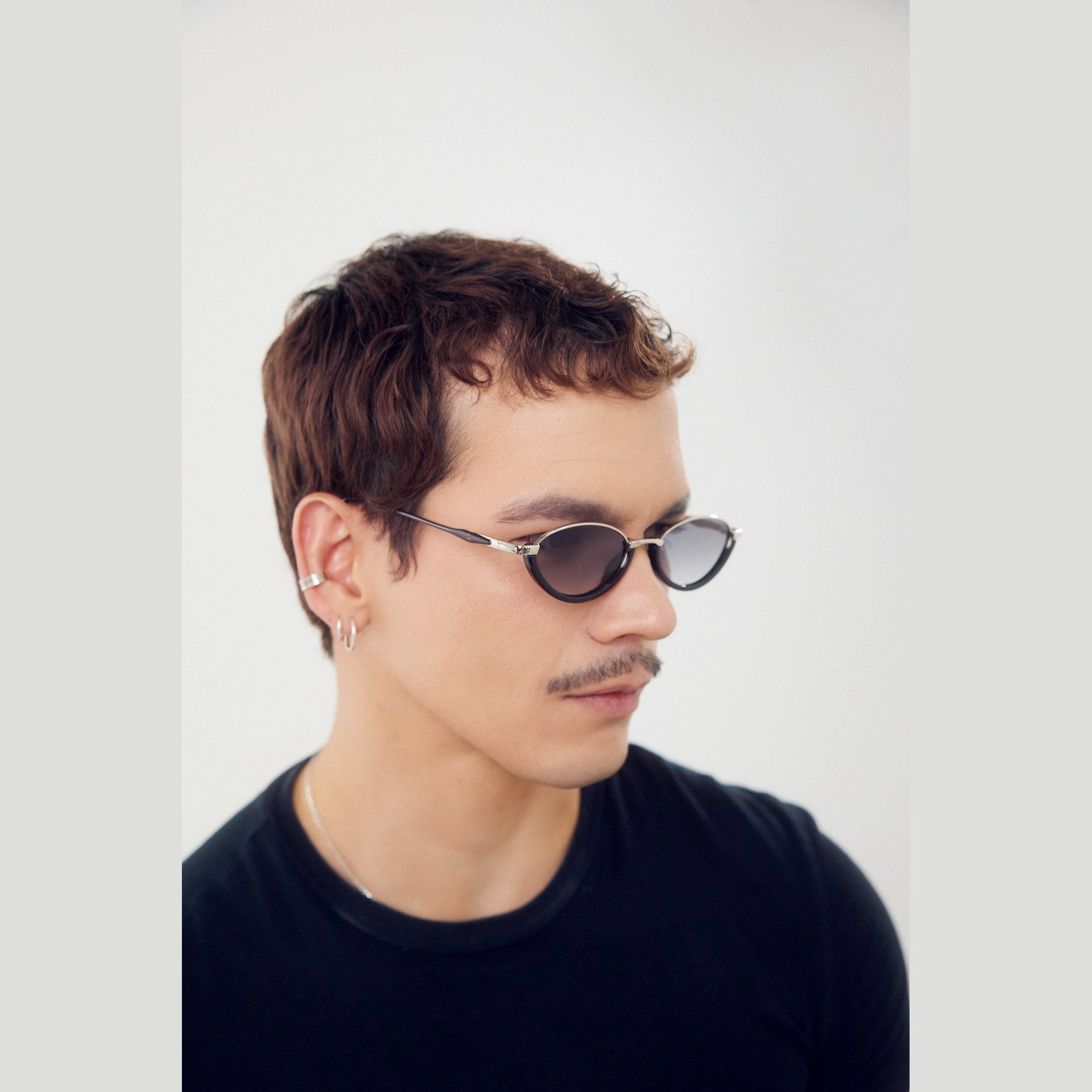 Lentes de sol TORO de Solivo en color negro, combinación perfecta de estilo premium y protección UV400, ideales para el verano y actividades al aire libre.