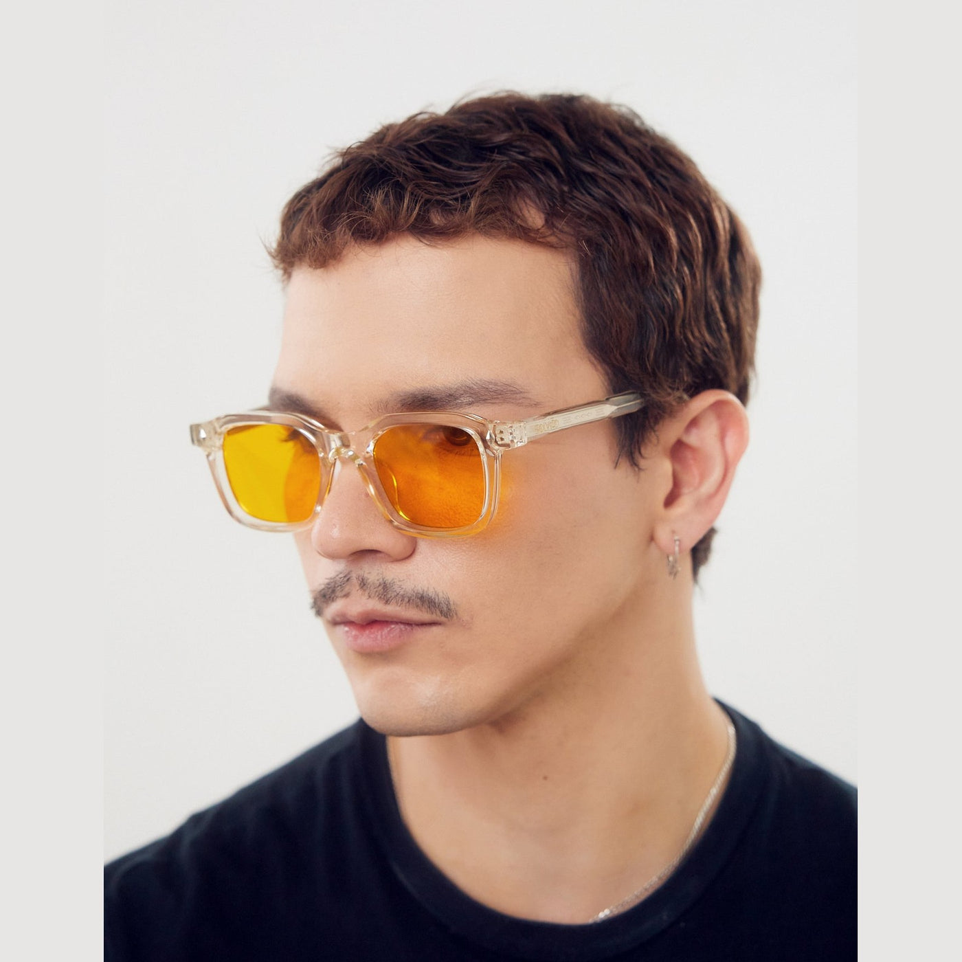 Detalle de los lentes de sol Noir Cristal Amarilla de Solivo Eyewear — filtro UV400, Costa Rica