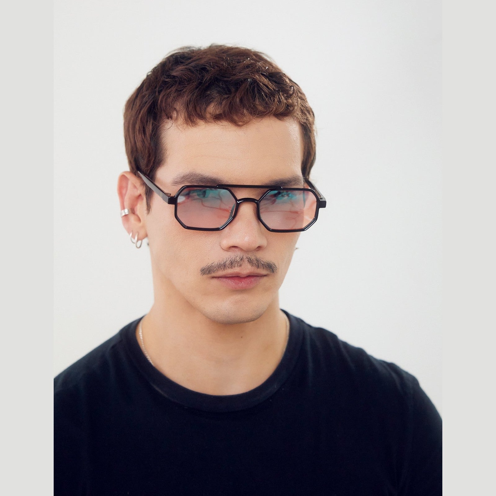 Lentes de sol SKY Negro Lila de Solivo, elegantes y modernos con protección UV400 y lentes polarizados para una visión clara y sin reflejos.