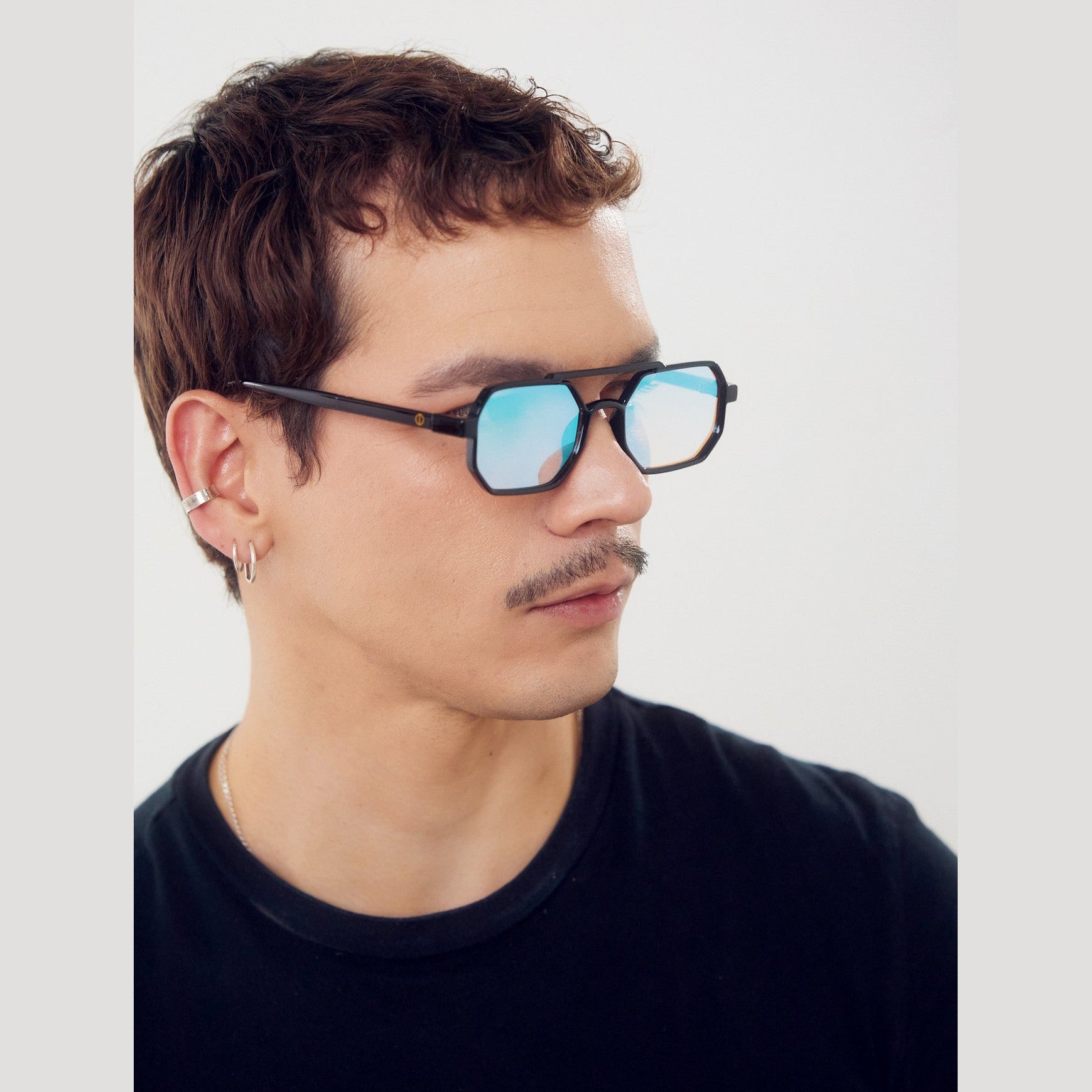 Modelo de los lentes de sol SKY Negro Lila de Solivo, un accesorio ideal que combina estilo contemporáneo y funcionalidad para disfrutar al aire libre.