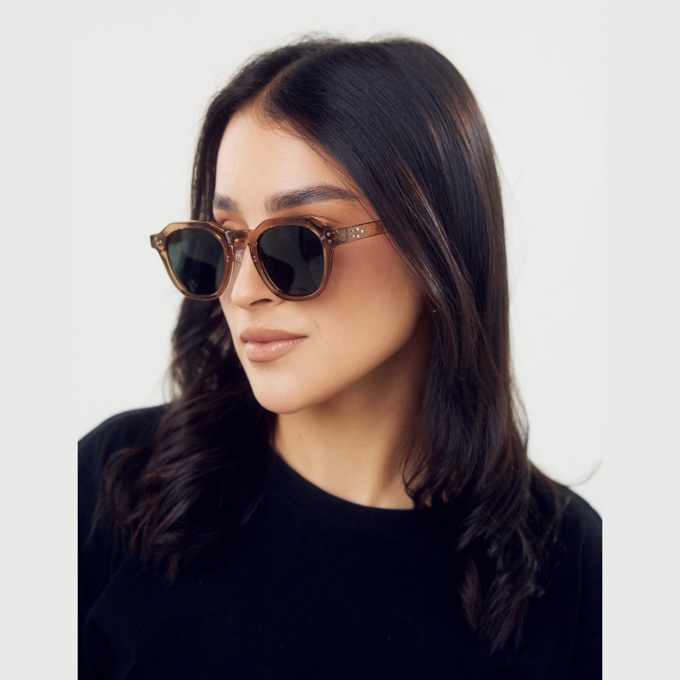 Detalle de los lentes de sol PARI Café Gris de Solivo Eyewear — filtro UV400, uso al aire libre