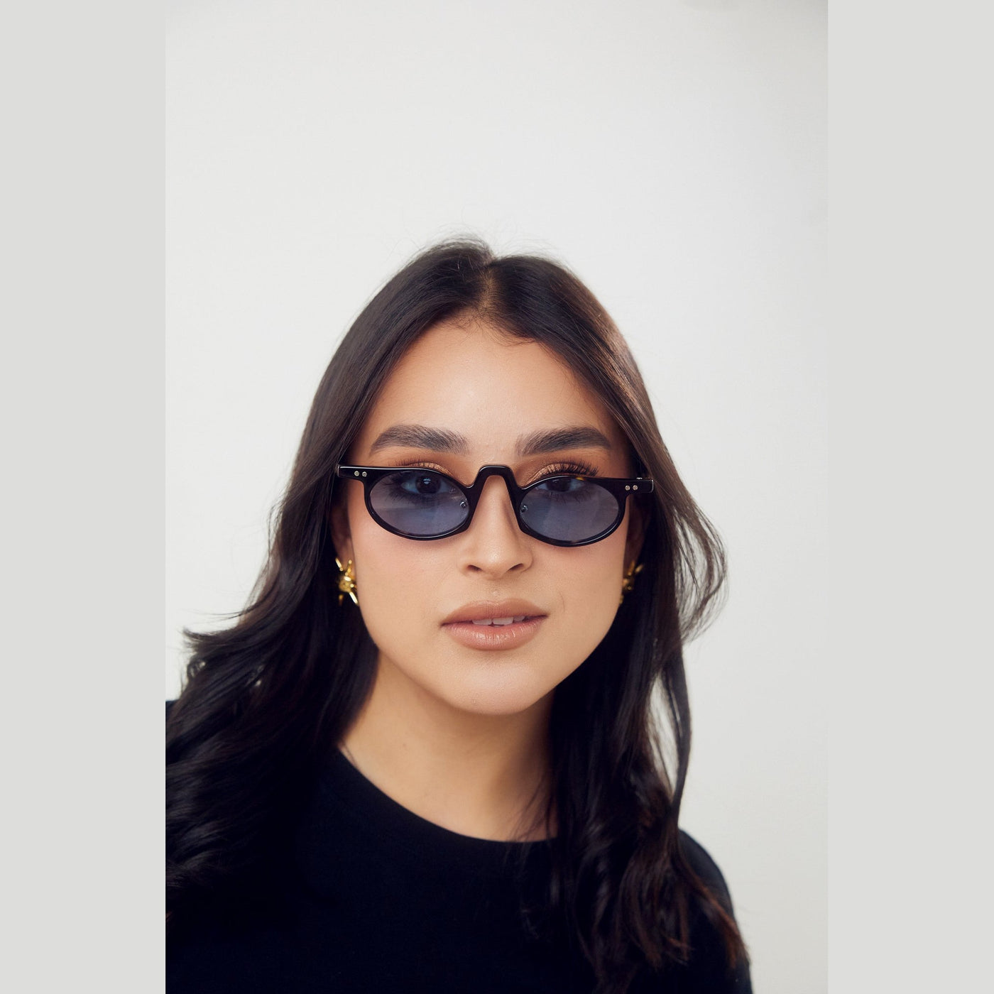 Lentes de sol LEO - Carey Celeste de Solivo, combinando elegancia y protección UV400 para un estilo sofisticado.