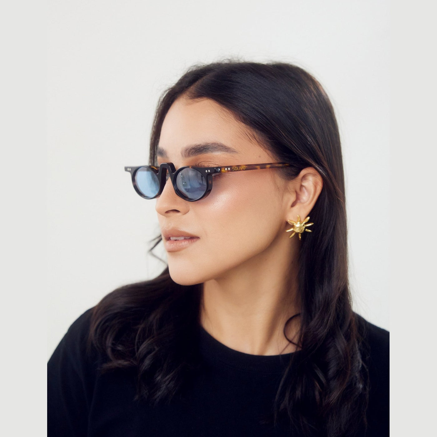 Diseño premium y lentes polarizados LEO - Carey Celeste de Solivo, perfectos para disfrutar del sol sin deslumbramiento.