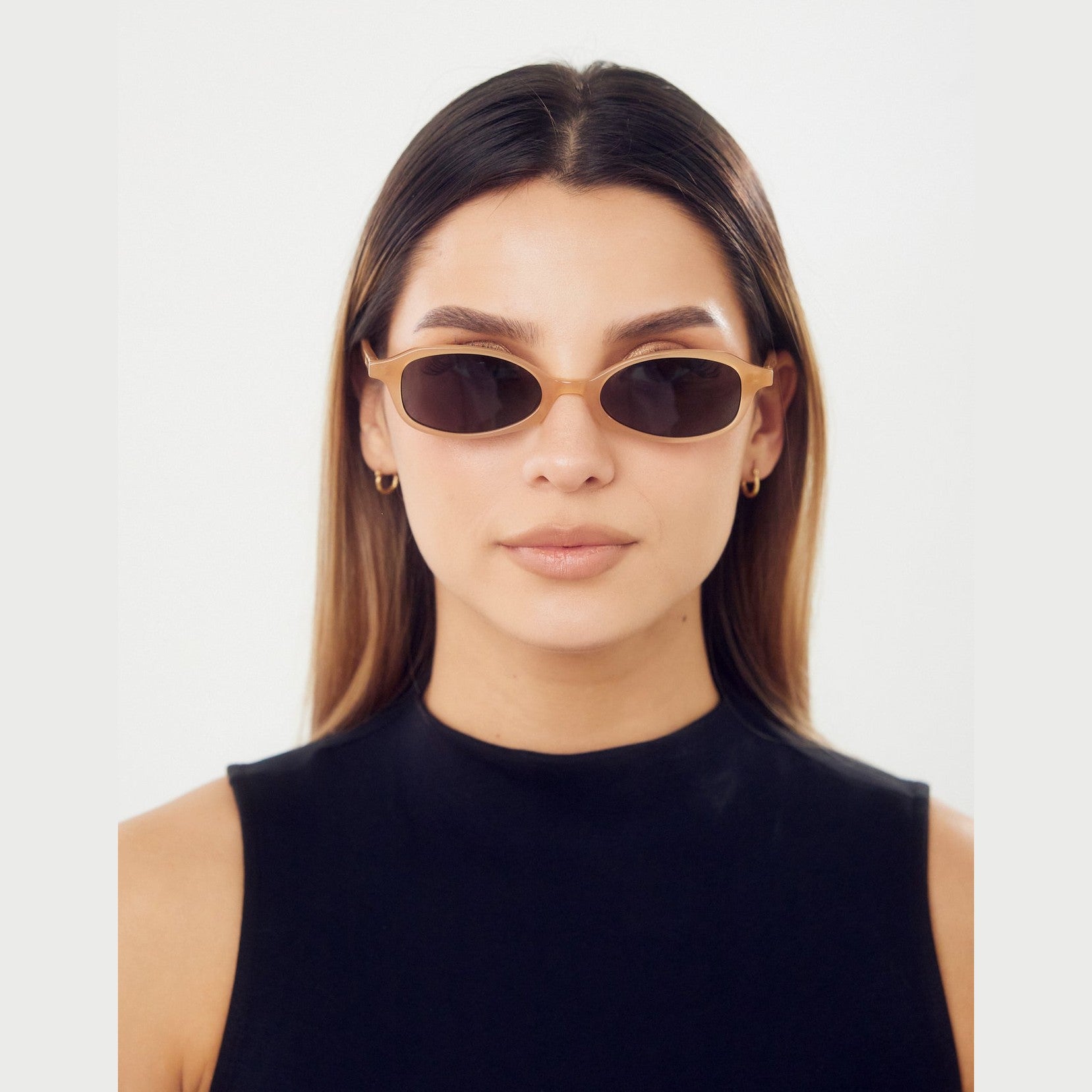 Lentes de sol LIAN de Solivo en color nude, perfectos para un look elegante y moderno, ideales para actividades al aire libre.