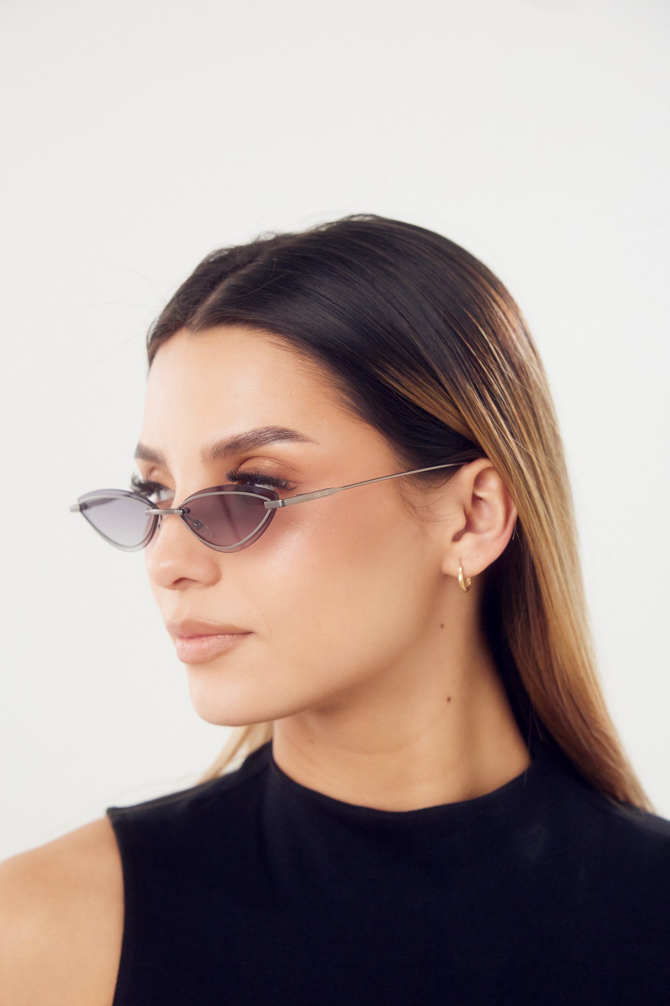 Detalle de los lentes de sol MICHI Gris de Solivo — estilo moderno con filtro UV400