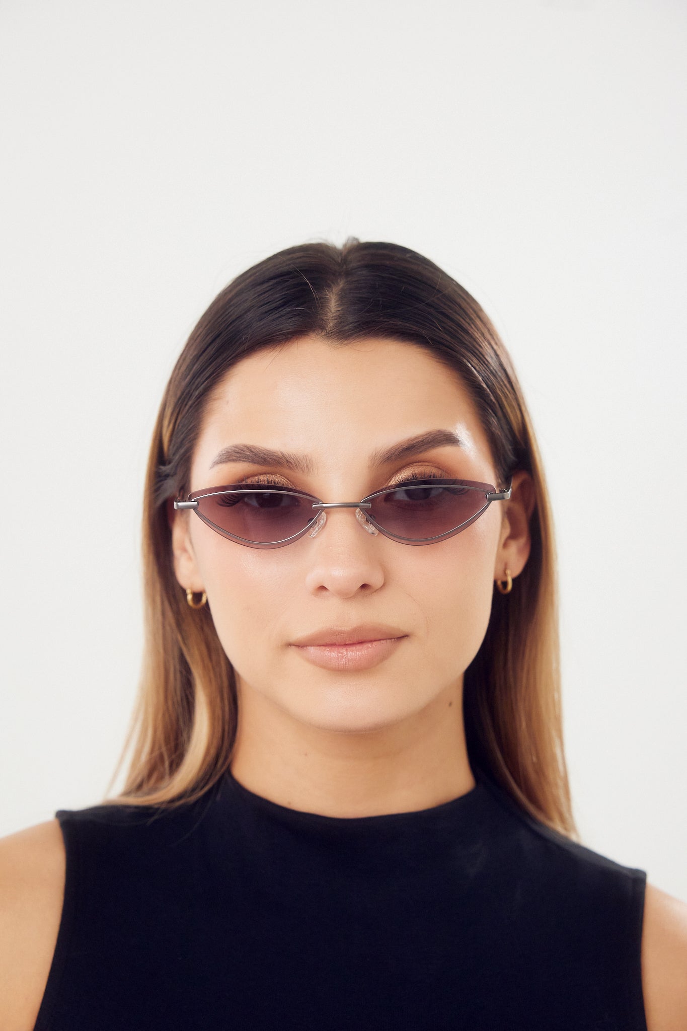 Vista lateral de los lentes de sol MICHI Gris de Solivo Eyewear — protección UV400