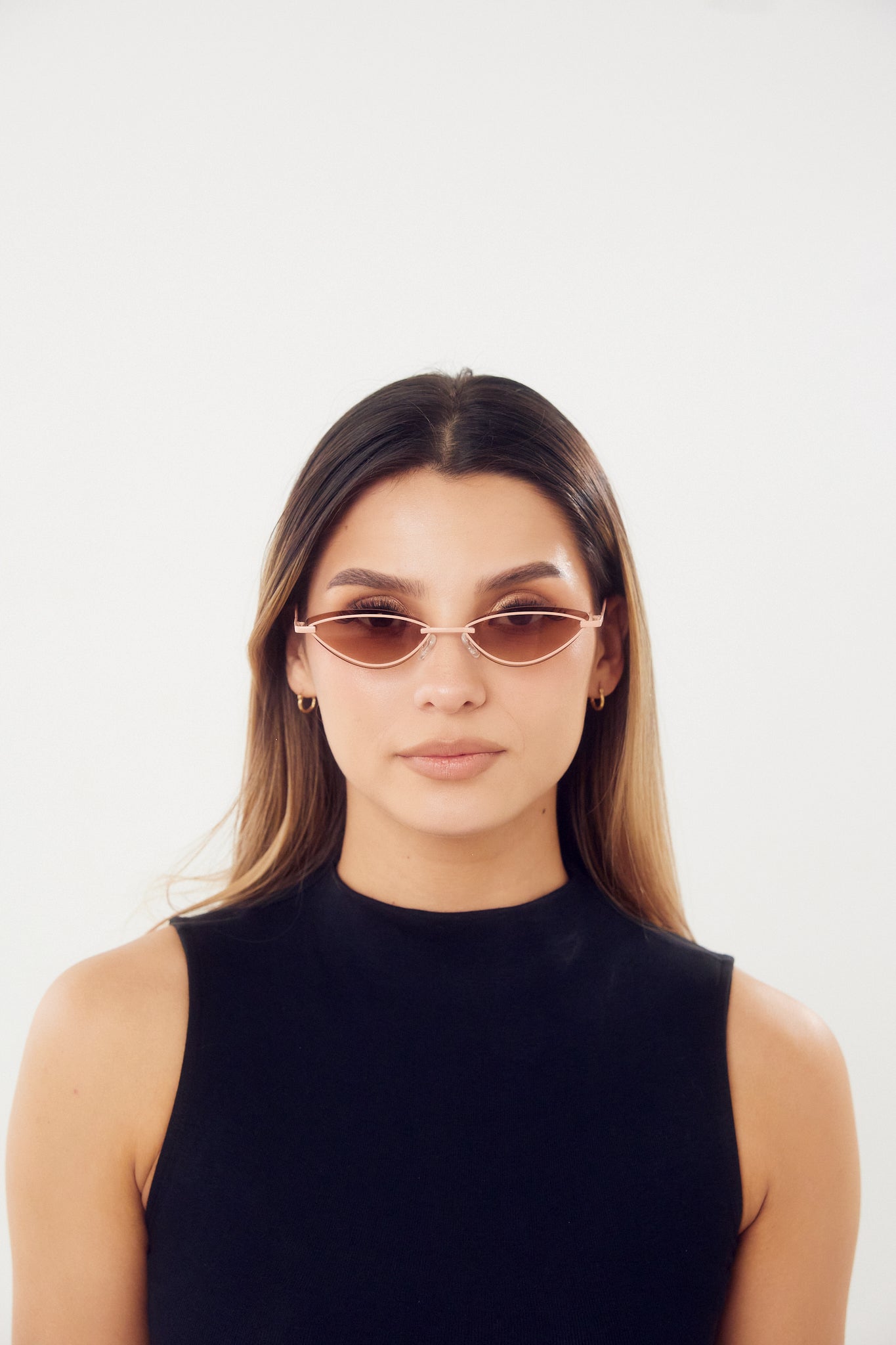 Vista lateral de los lentes de sol MICHI Pink de Solivo Eyewear — protección UV400