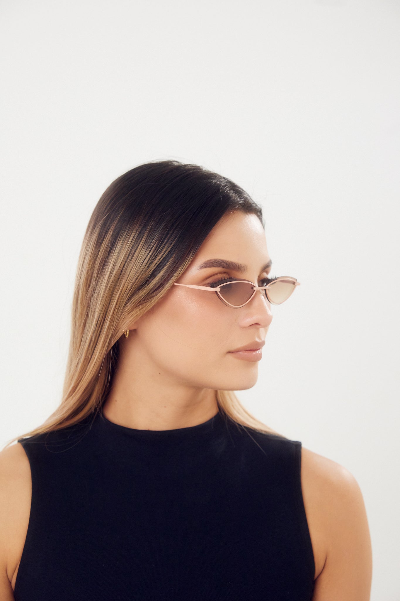 Detalle de los lentes de sol MICHI Pink de Solivo — estilo moderno con filtro UV400