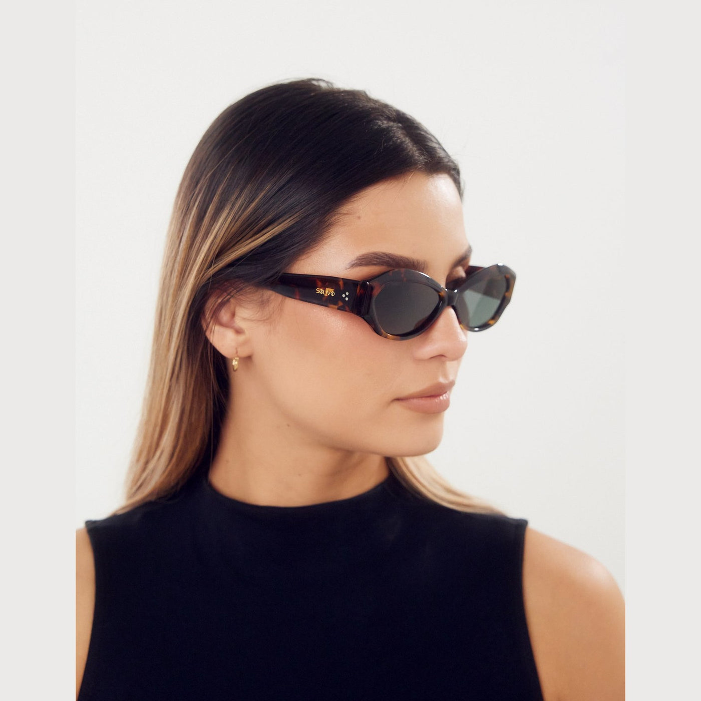 Detalle de los lentes de sol DIVA Fuego de Solivo Eyewear — filtro UV400, diseño moderno