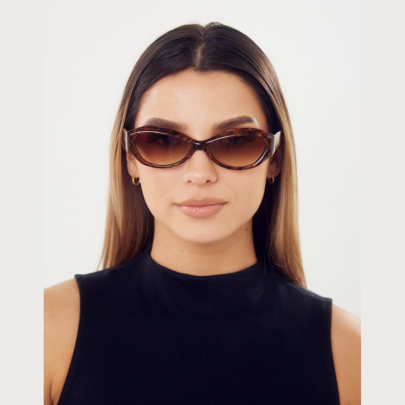 Detalle de los lentes de sol DIVA Nogal de Solivo Eyewear — filtro UV400, diseño versátil