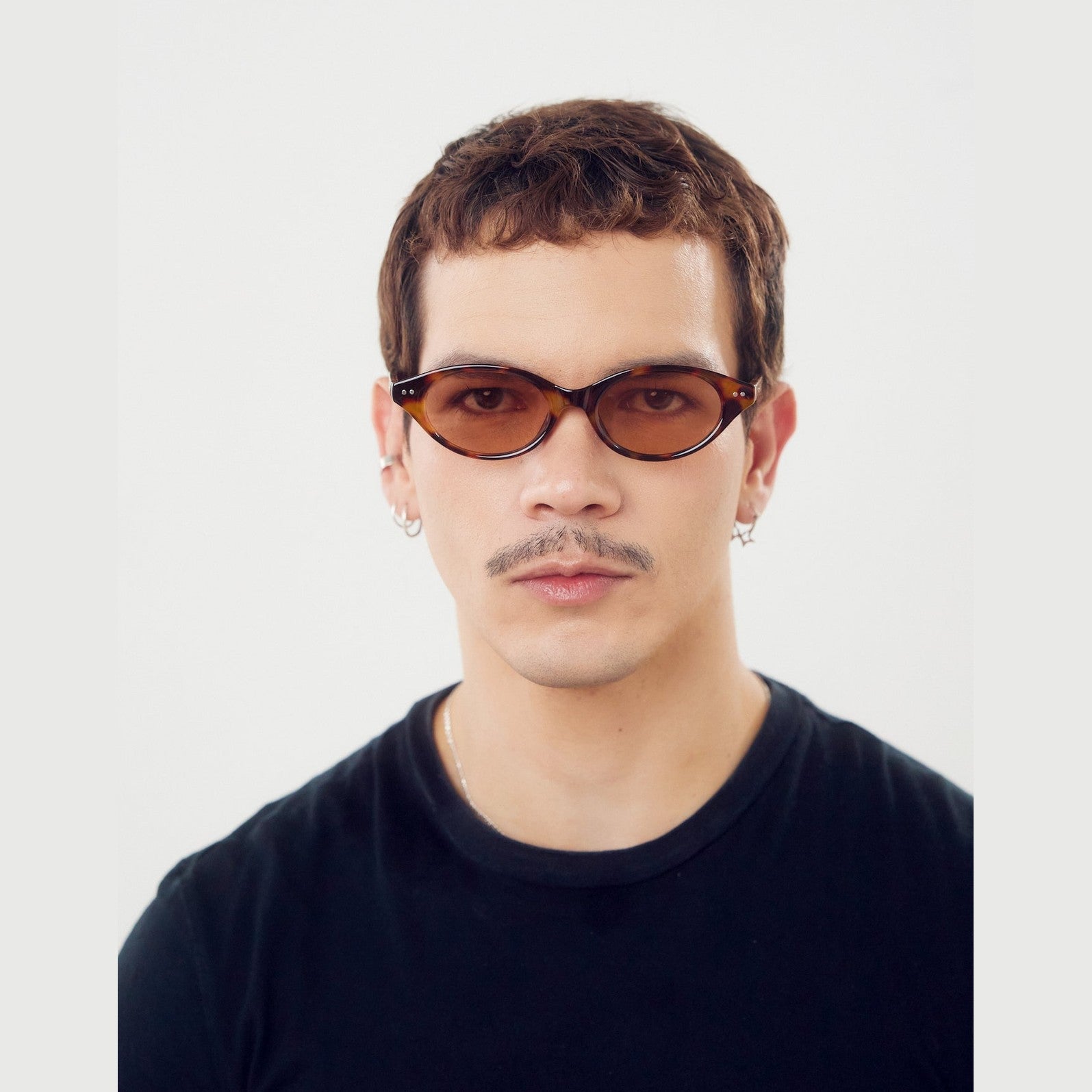 Lentes de sol SEOU - Carey Black de Solivo, con diseño elegante y tecnología de lentes polarizados que ofrecen protección UV400 y estilo moderno.