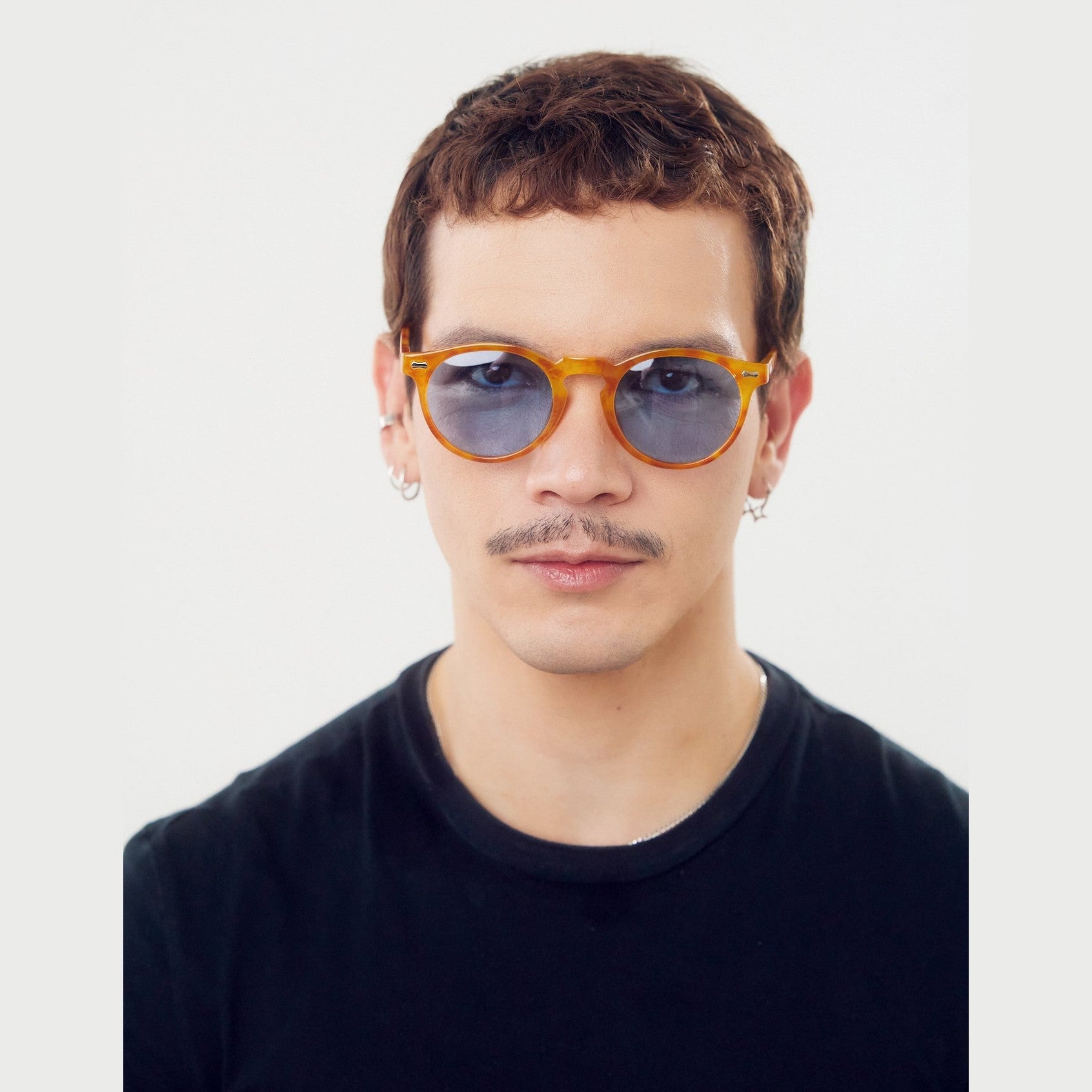 Lentes de sol SIA - Carey Celeste de Solivo, combinando estilo y protección con cristales polarizados y diseño moderno.