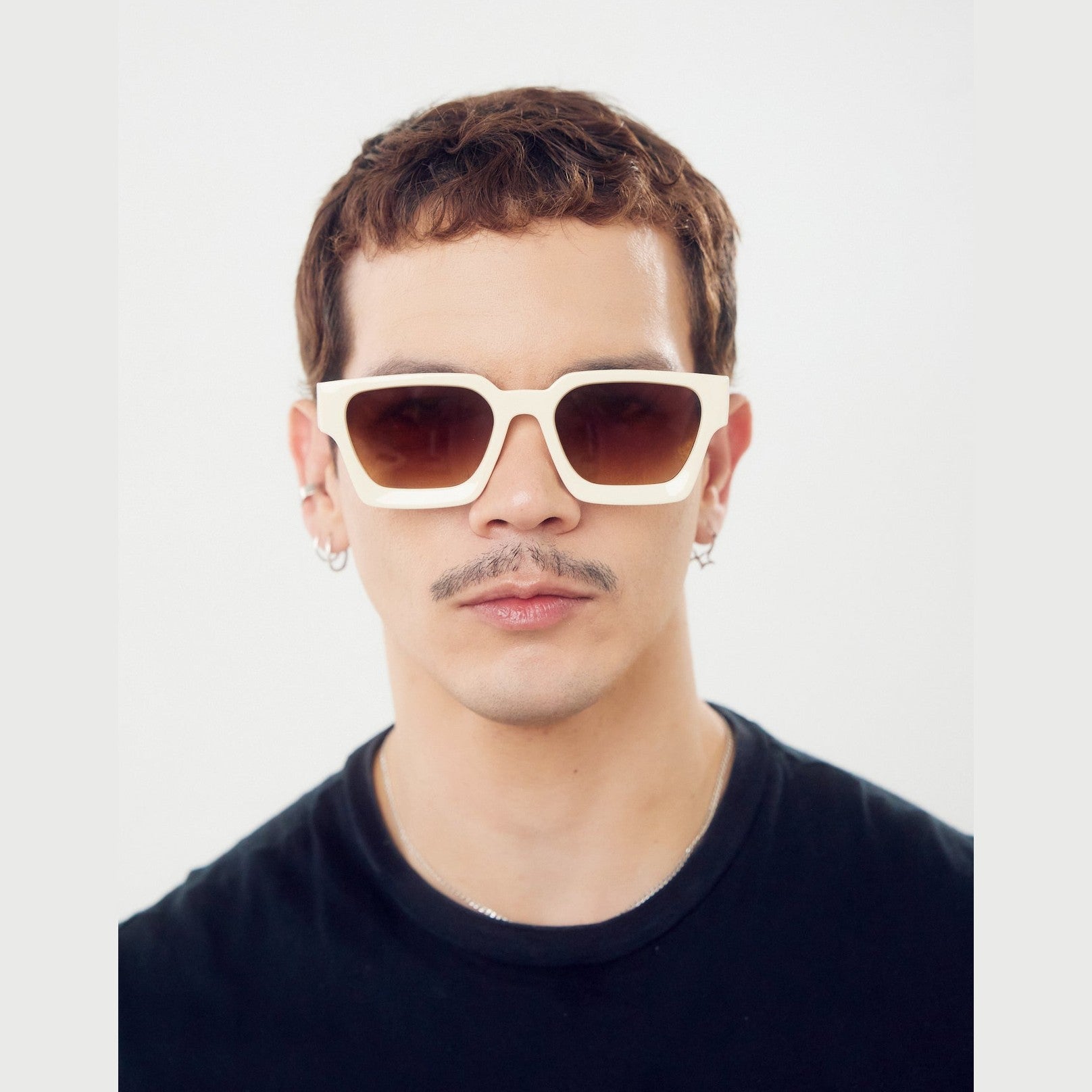 Lentes de sol JETT de Solivo, diseño elegante y moderno, ideales para proteger tus ojos mientras disfrutas del sol en Costa Rica.