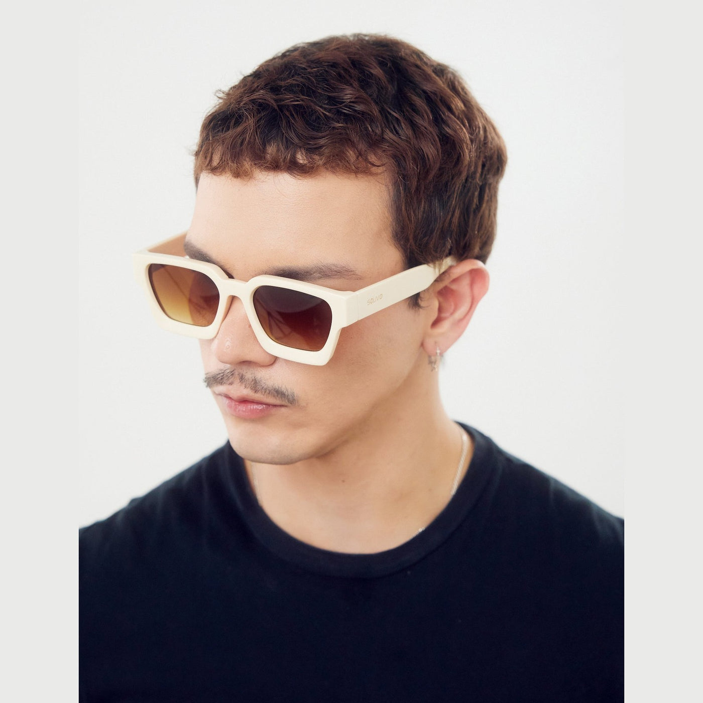 Detalle de los lentes de sol JETT Crema Café de Solivo Eyewear — filtro UV400, look a la moda
