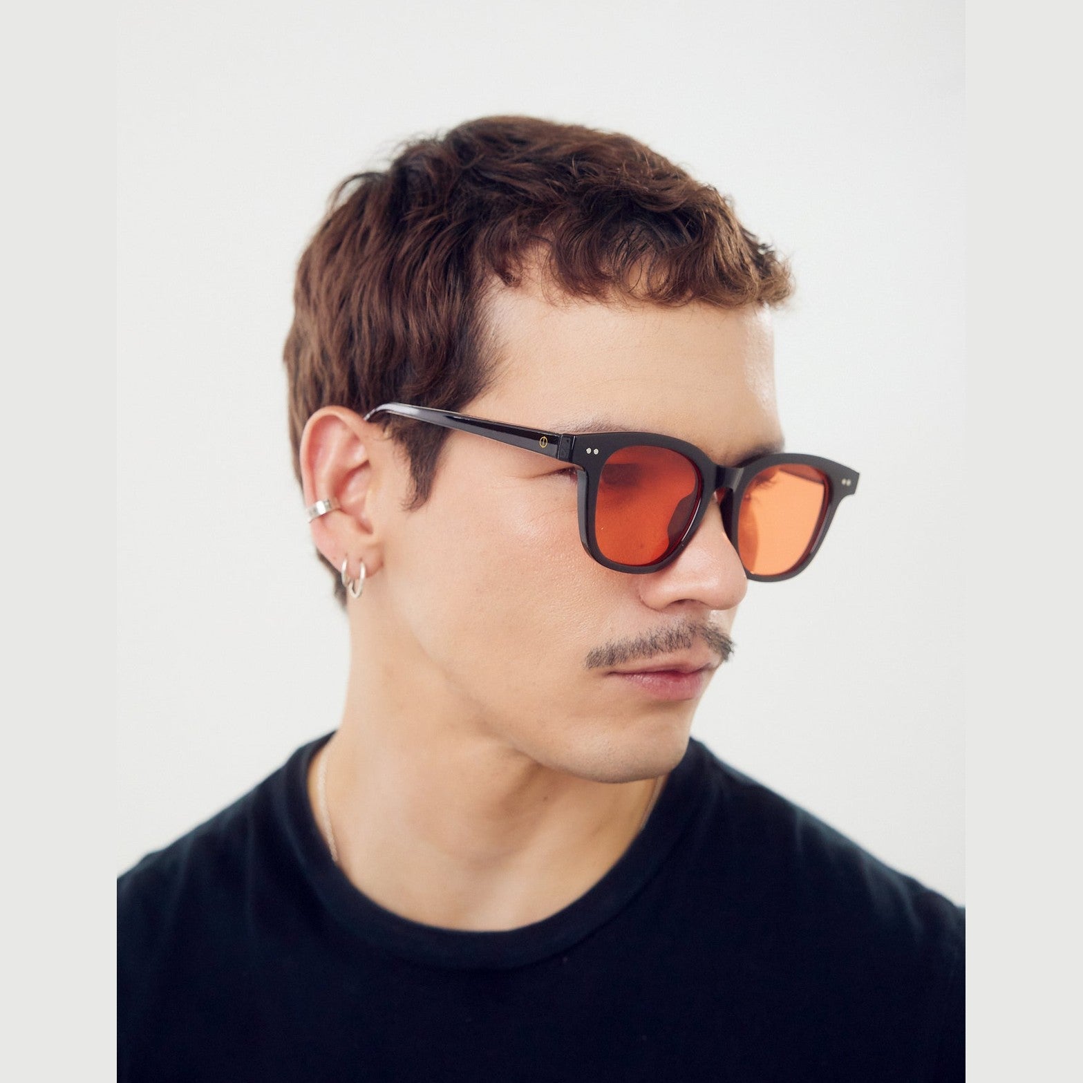 Close-up de los lentes de sol ACE de Solivo, mostrando su diseño premium y características de visibilidad mejorada, ideales para disfrutar al aire libre.