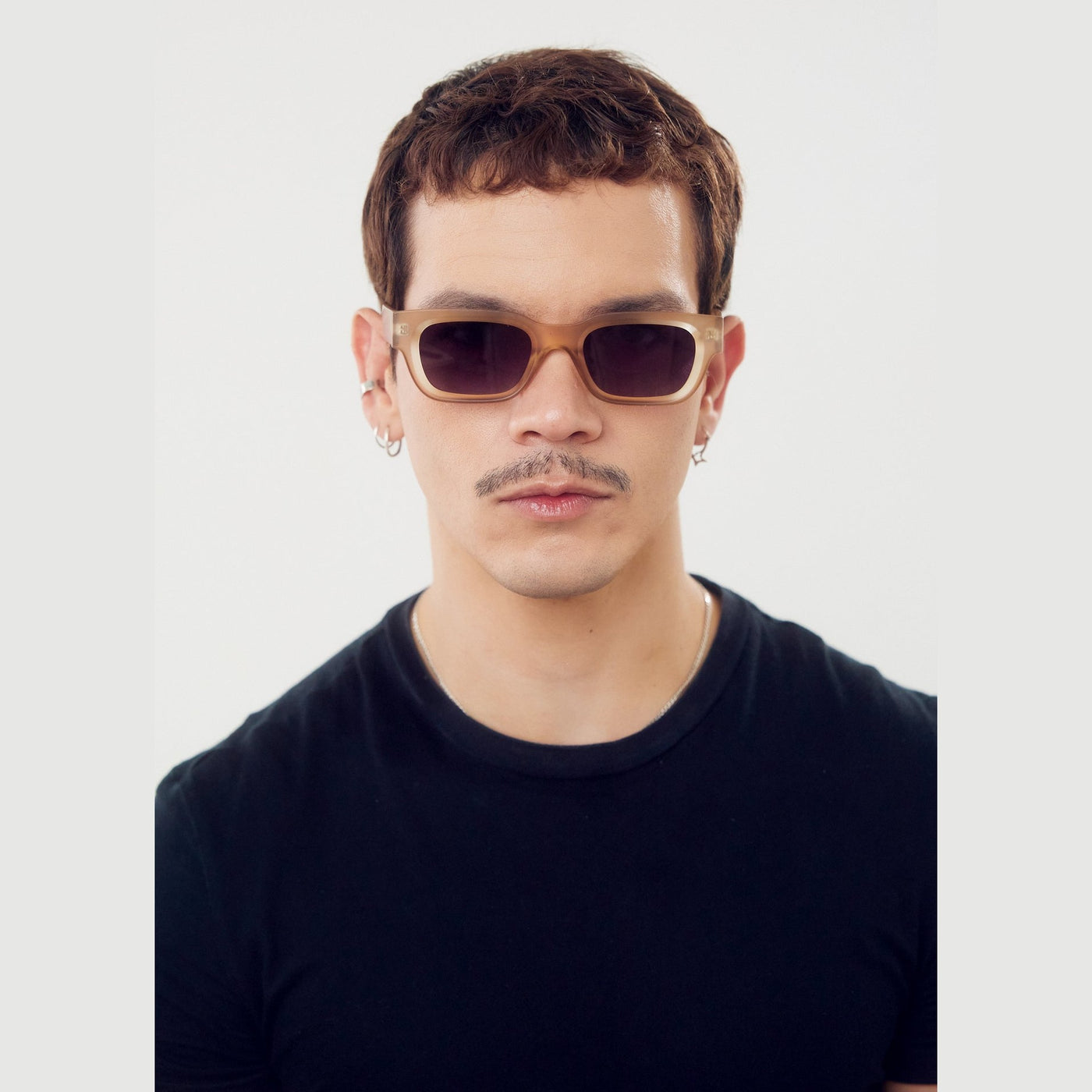 Lentes de sol NOX - Beige Lila de Solivo, elegantes y sofisticados, perfectos para protección UV400 y estilo moderno.