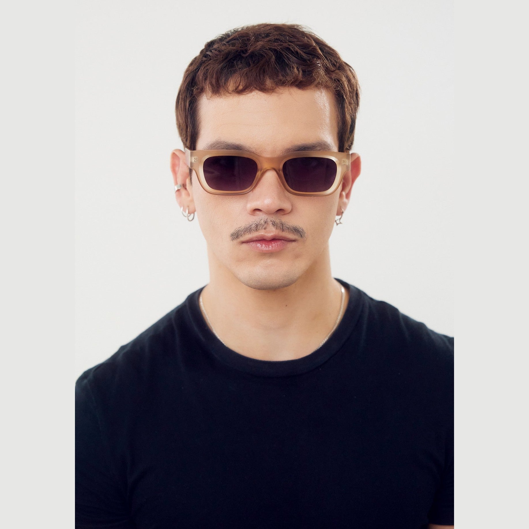 Lentes de sol NOX - Beige Lila de Solivo, elegantes y sofisticados, perfectos para protección UV400 y estilo moderno.